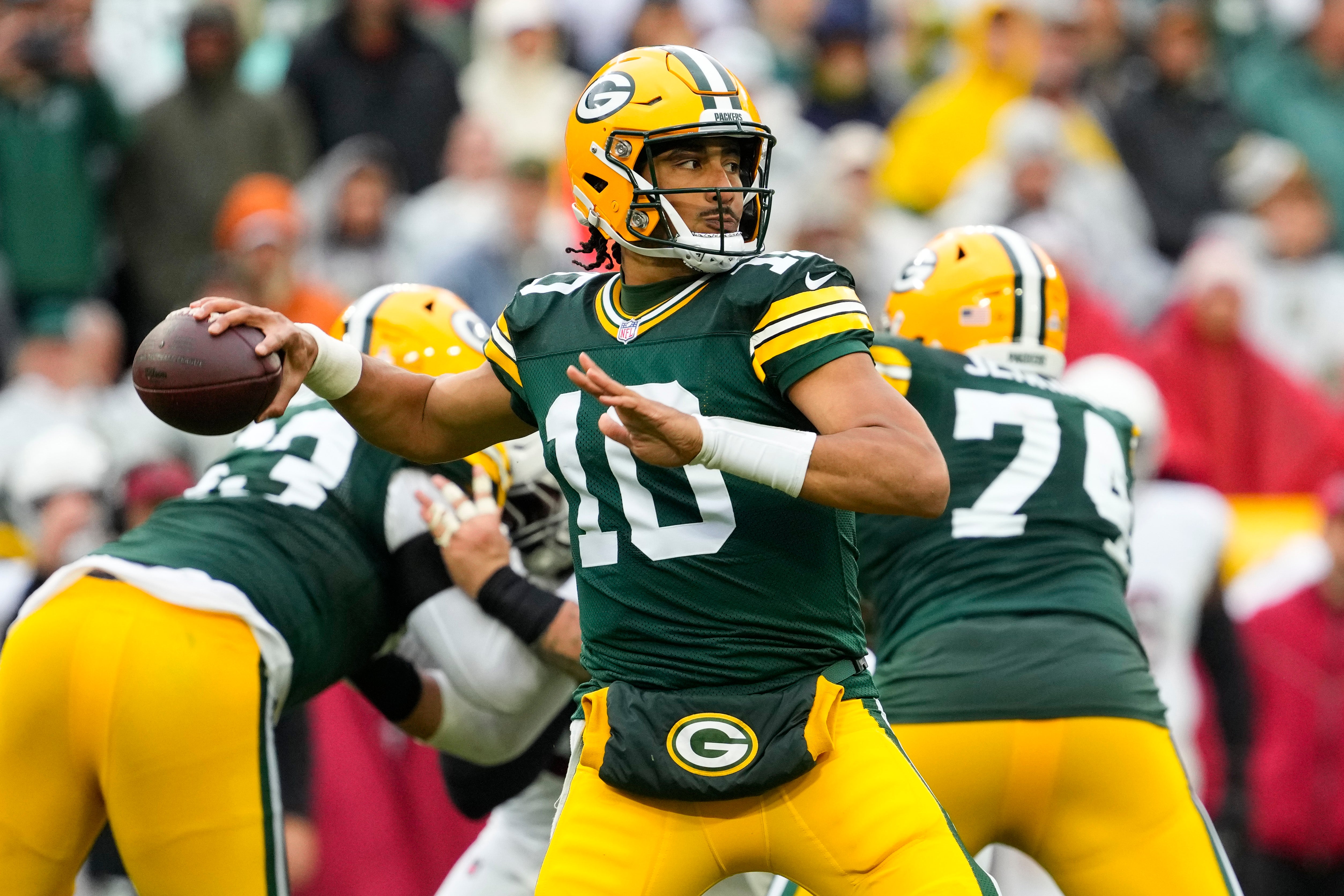 Green Bay Packers quarterback Jordan Love (10) throws a pass during the second quarter against the Arizona Cardinals at Lambeau Field.