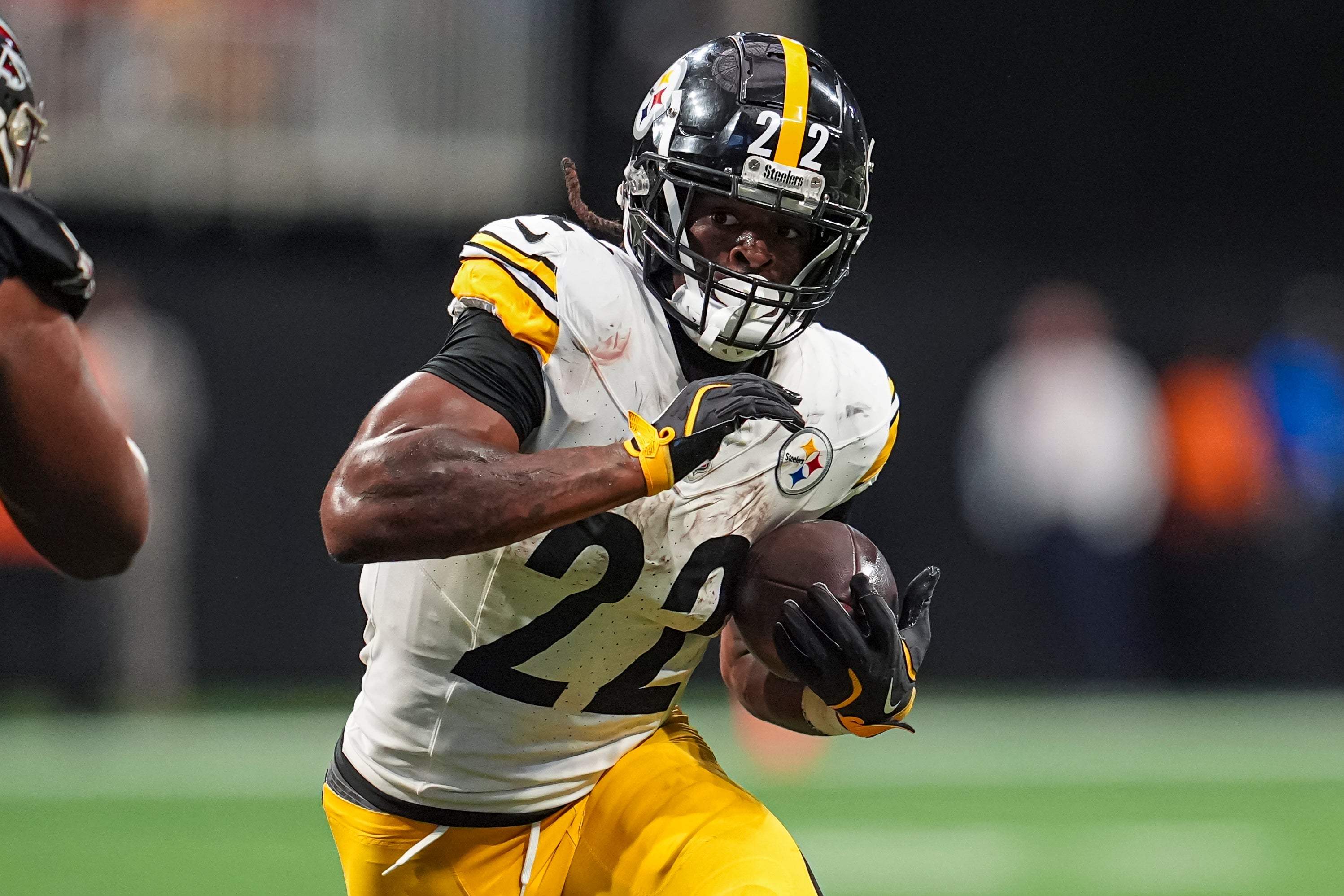 Steelers running back Najee Harris runs the ball.