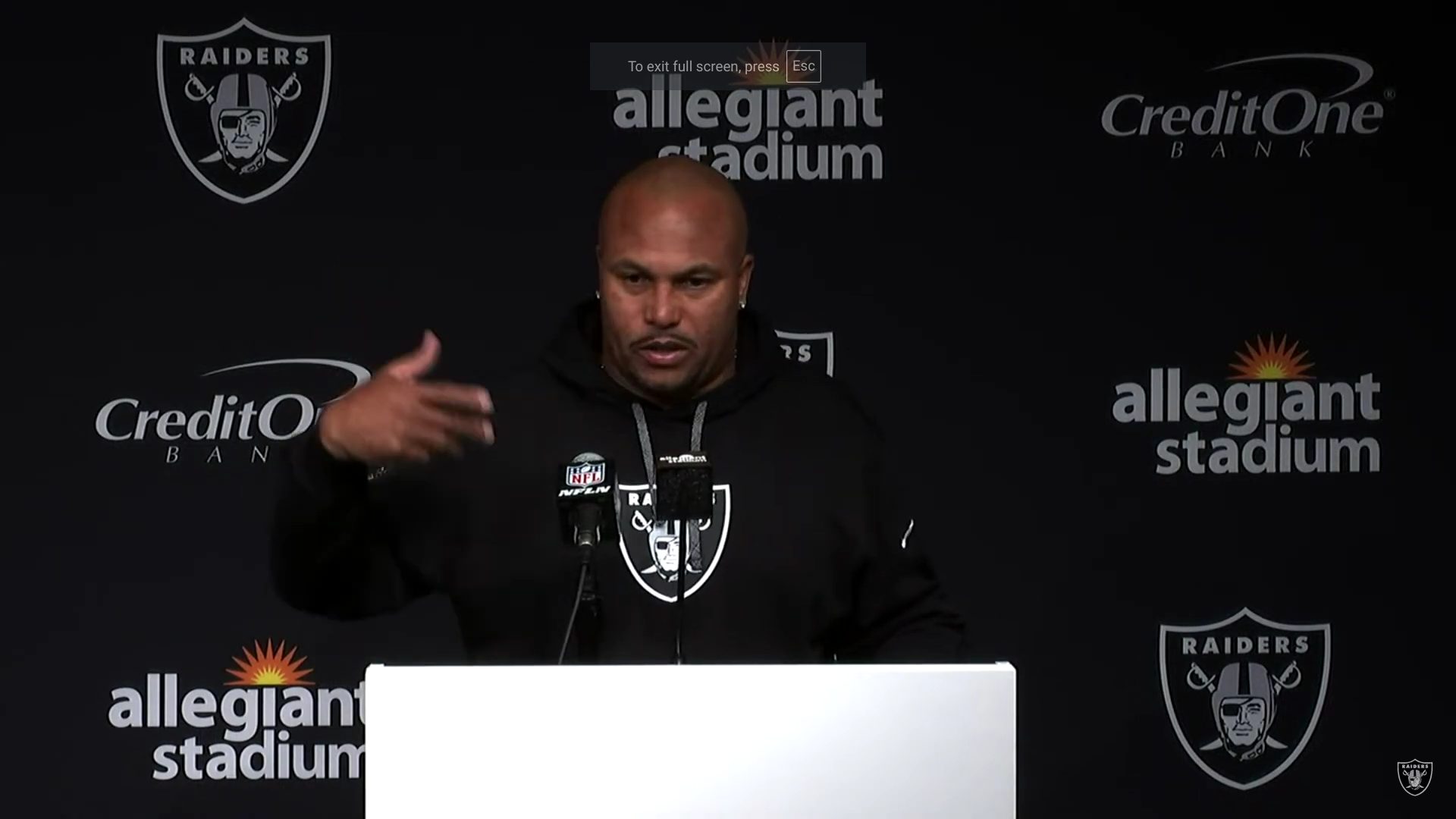 Las Vegas Raiders head coach Antonio Pierce