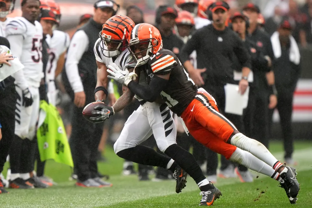 Cincinnati Bengals wide receiver Ja'Marr Chase (1) is pushed out of bounds after a catch by Cleveland Browns cornerback Denzel Ward (21) in the third quarter of an NFL football game