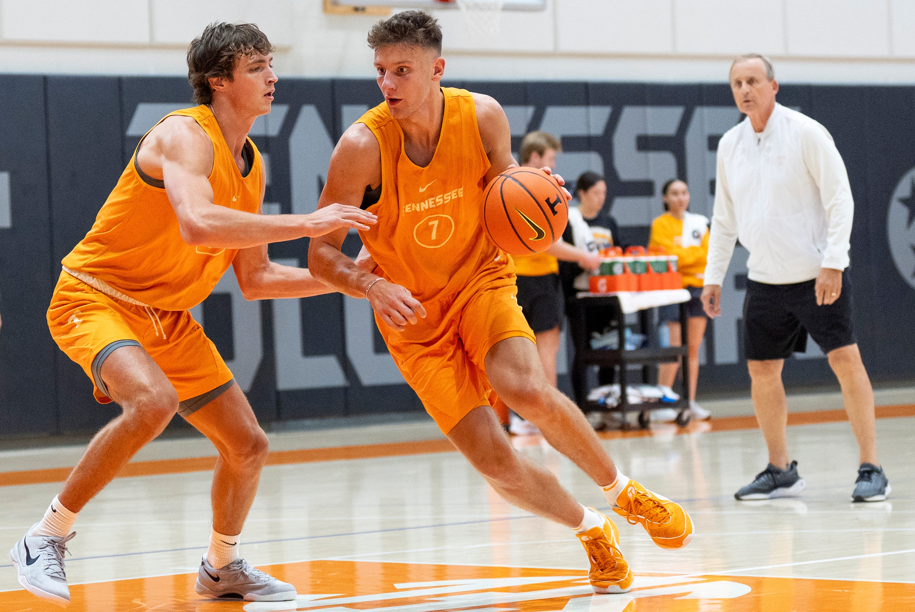 Tennessee forward Igor Milicic Jr. (7) and Tennessee forward Cade Phillips (12) face off in a drill as Tennessee Head Coach Rick Barnes, back right, watches during a UT preseason basketball practice at Pratt Pavilion on Tuesday, Sept. 24, 2024.