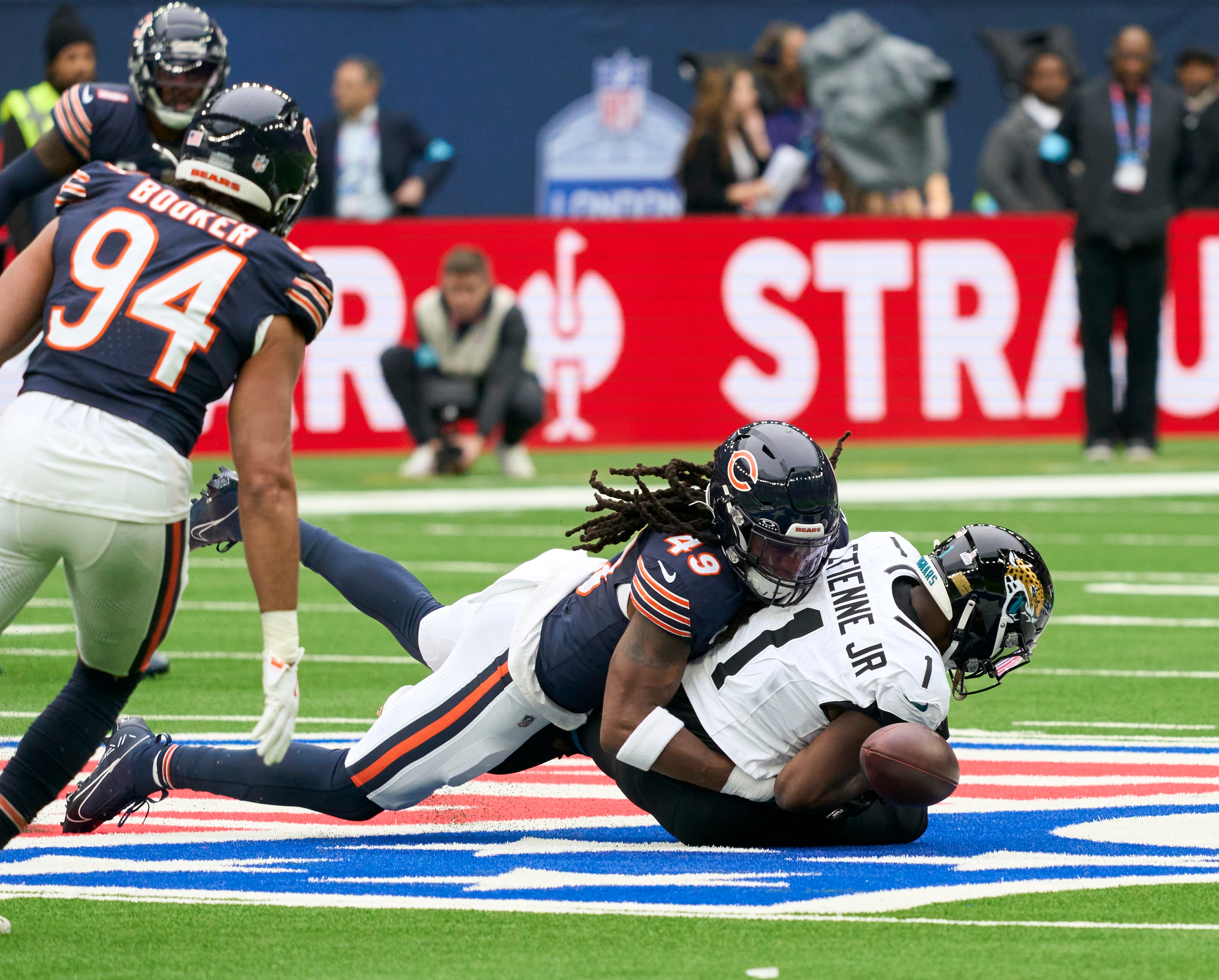 Bears linebacker Tremaine Edmunds tackles Jaguars running back Travis Etienne Jr.
