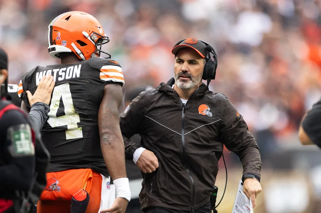 Cleveland Browns head coach Kevin Stefanski congratulates quarterback Deshaun Watson (4) for his touchdown run against the Cincinnati Bengals during the second quarter at Cleveland Browns Stadium.