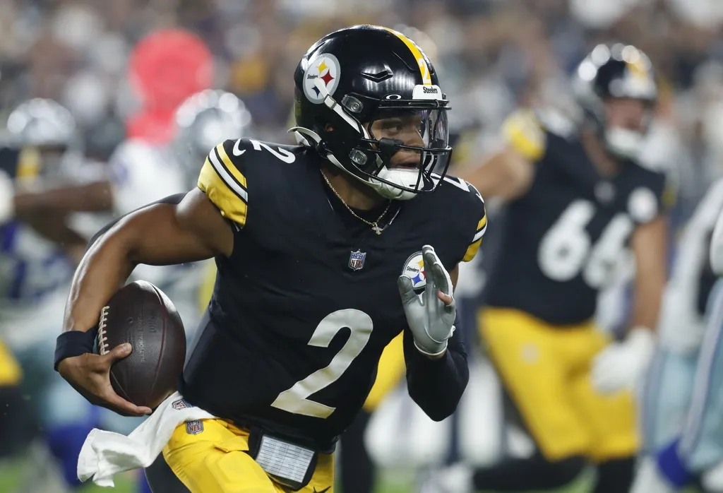 Pittsburgh Steelers quarterback Justin Fields (2) runs the ball against the Dallas Cowboys during the first quarter at Acrisure Stadium. 