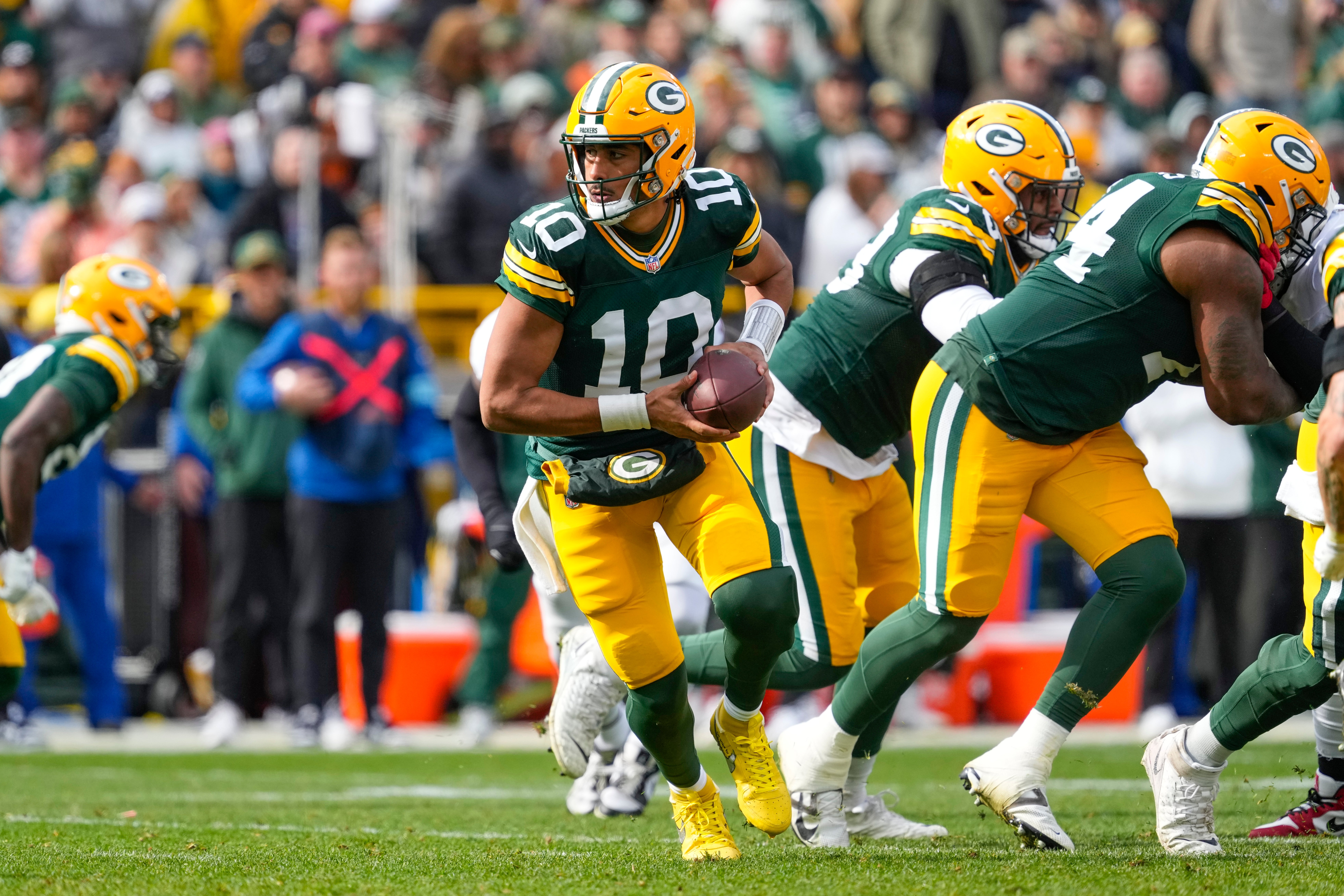 Green Bay Packers quarterback Jordan Love (10) during the game against the Arizona Cardinals at Lambeau Field.