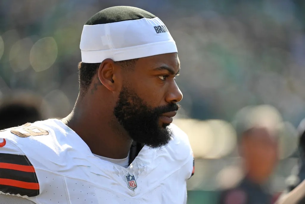 Cleveland Browns defensive end Za'Darius Smith (99) against the Philadelphia Eagles at Lincoln Financial Field.