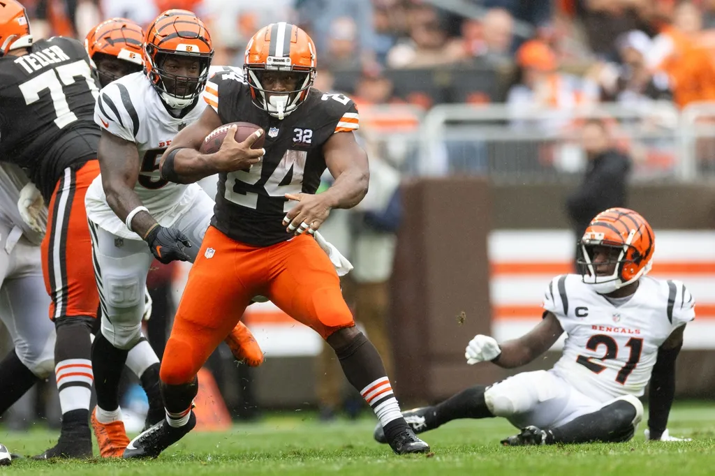 Cleveland Browns running back Nick Chubb (24) runs the ball against the Cincinnati Bengals during the third quarter at Cleveland Browns Stadium.