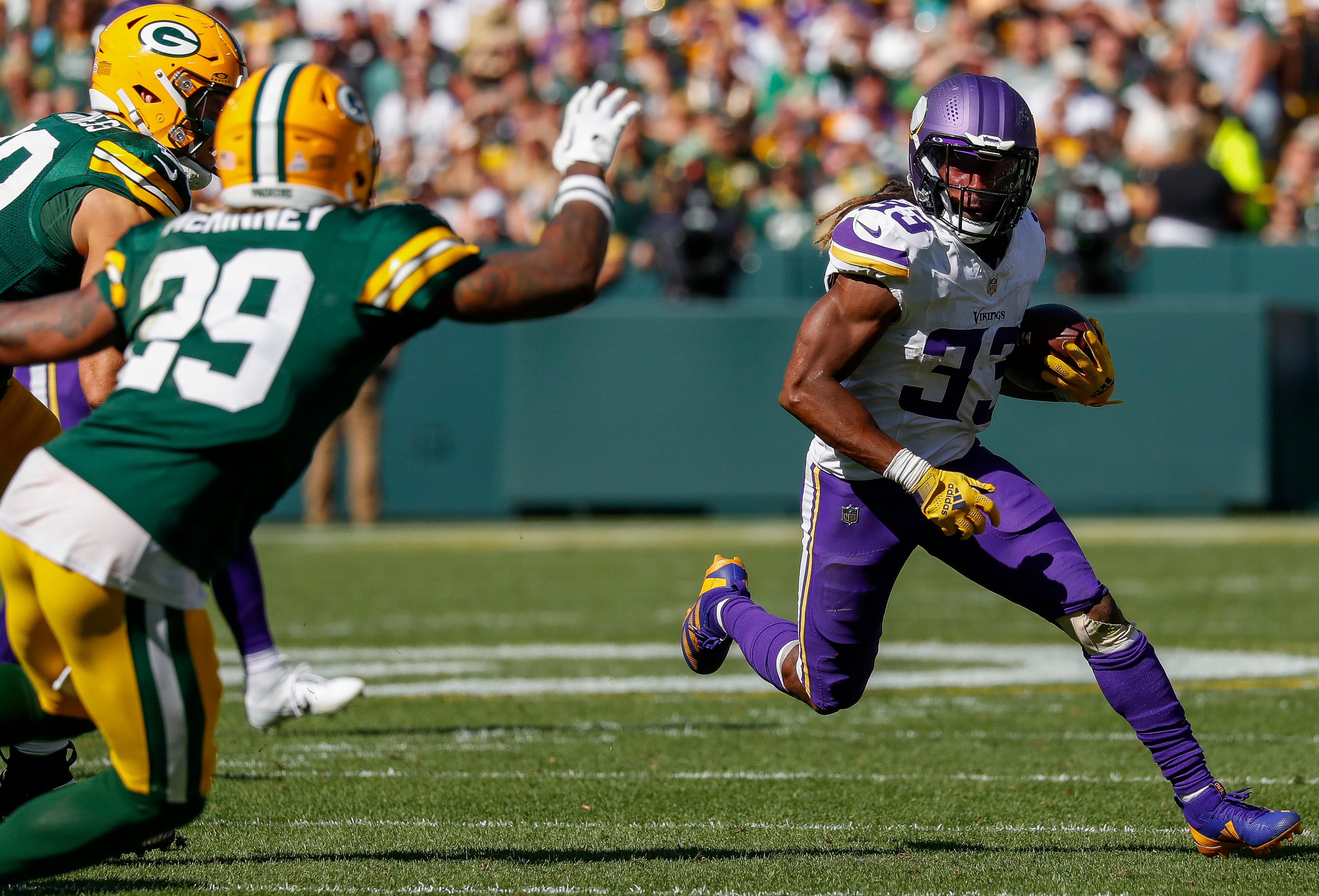 Minnesota Vikings running back Aaron Jones (33) runs the ball against the Green Bay Packers on Sunday, September 29, 2024, at Lambeau Field in Green Bay, Wis. The Vikings won the game, 31-29.