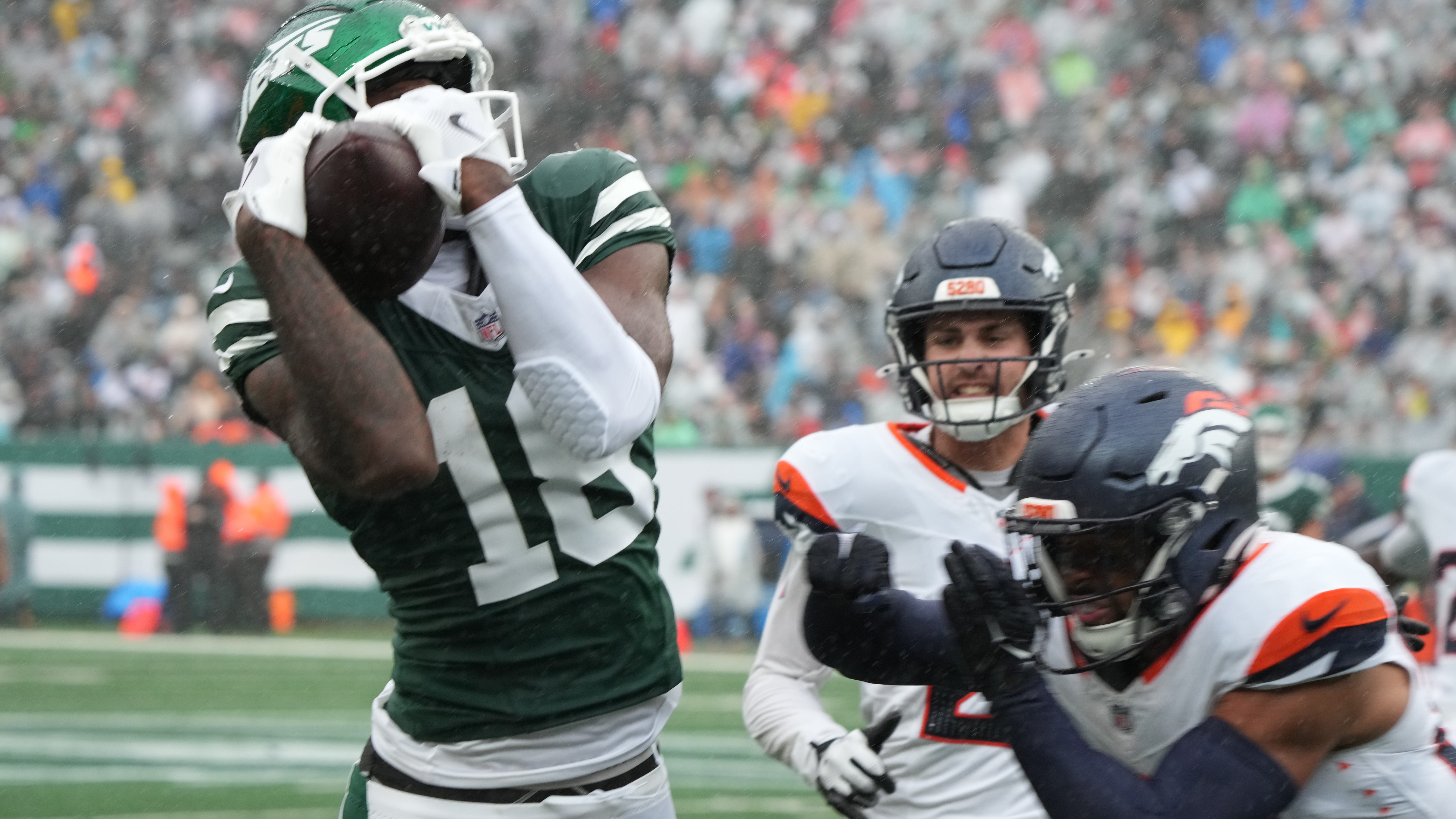 Mike Williams of the Jets made this catch in the first half as the Denver Broncos edged the New York Jets 10-9 at MetLife Stadium.
