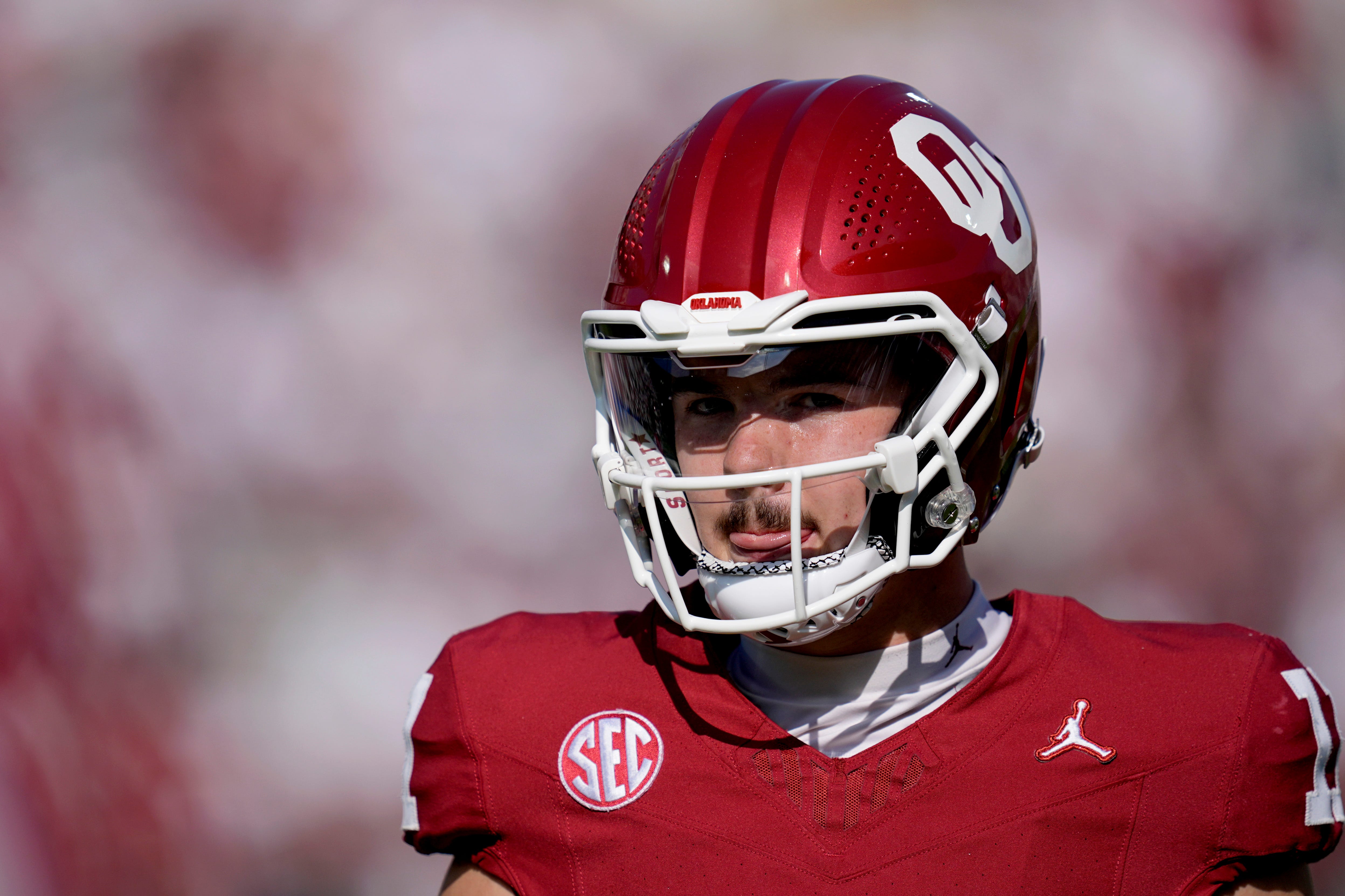 Oklahoma Sooners quarterback Jackson Arnold (11) warms up before a college football game between the University of Oklahoma Sooners (OU) and the South Carolina Gamecocks at Gaylord Family - Oklahoma Memorial Stadium in Norman, Okla., Saturday, Oct. 19, 2024.