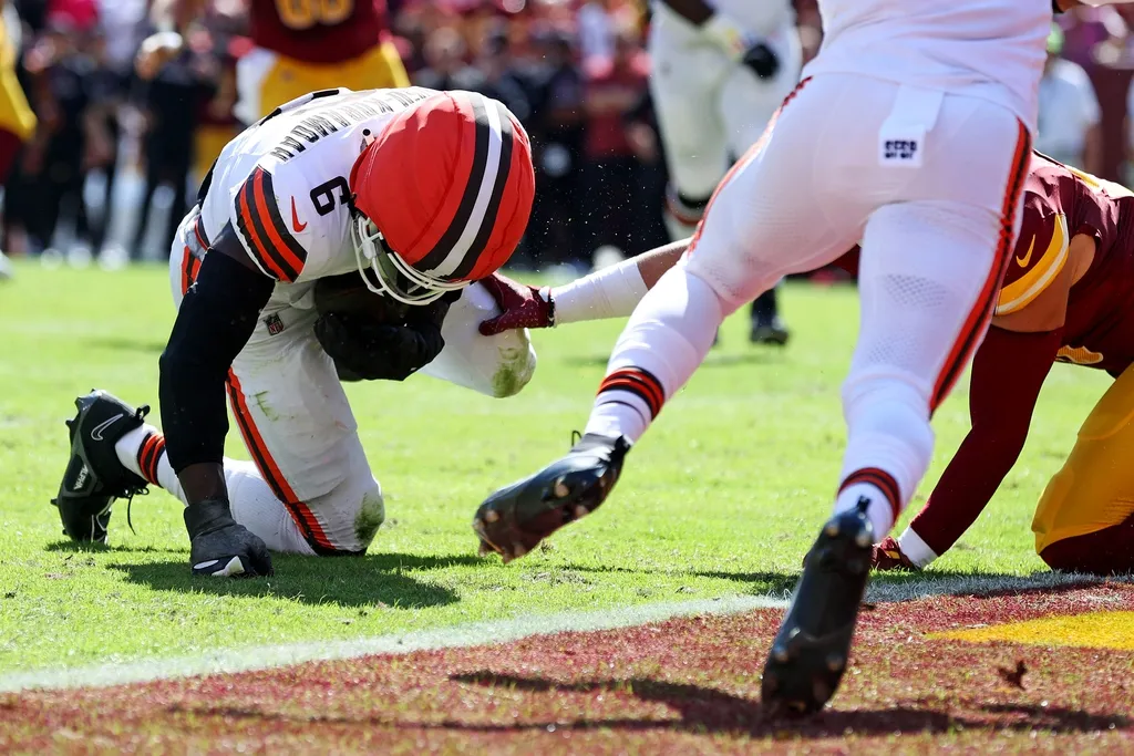 Cleveland Browns linebacker Jeremiah Owusu-Koramoah (6) makes an interception during the first quarter against the Washington Commanders at NorthWest Stadium.