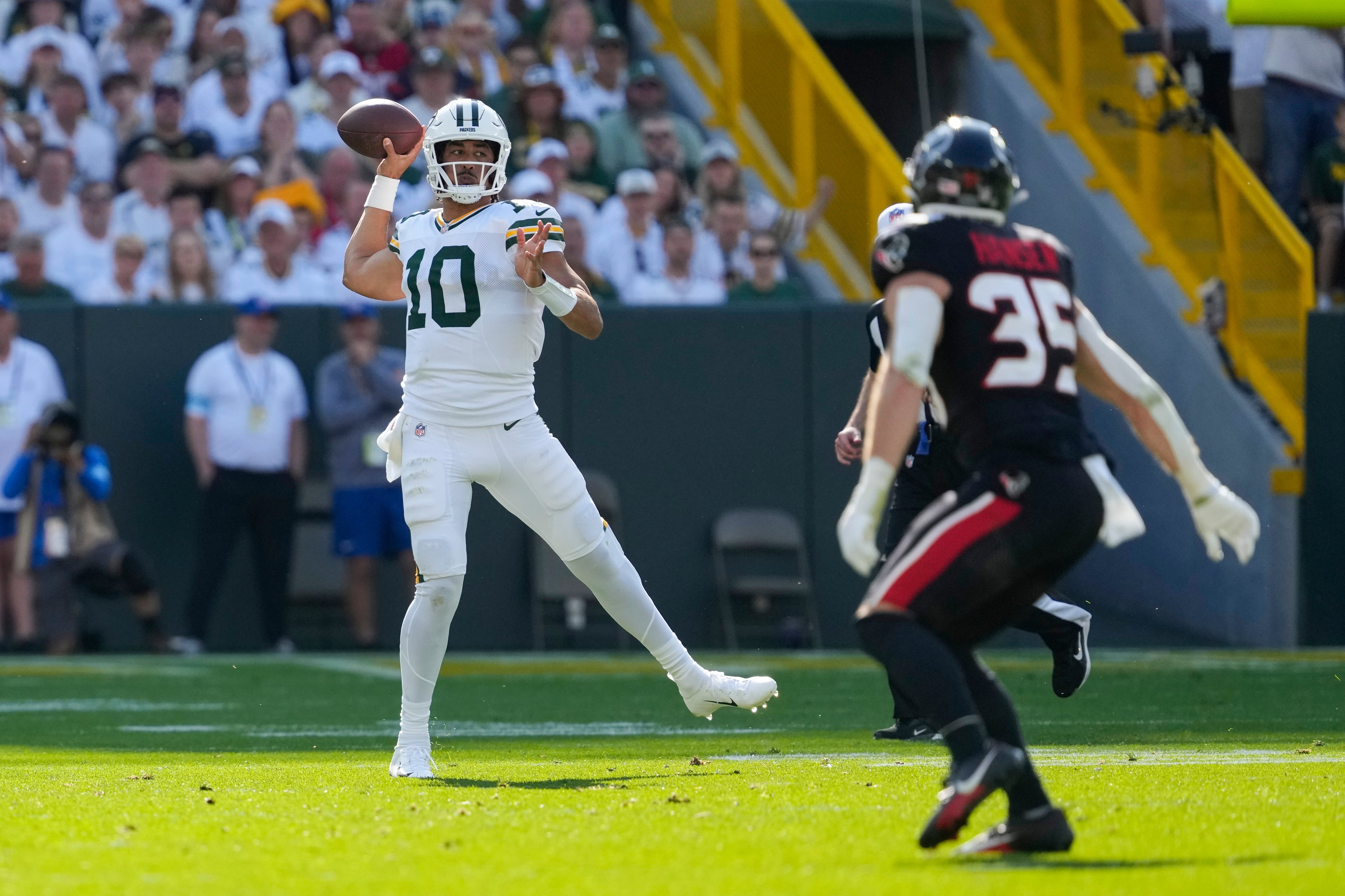 Green Bay Packers quarterback Jordan Love (10) throws a pass during the second quarter against the Houston Texans at Lambeau Field.