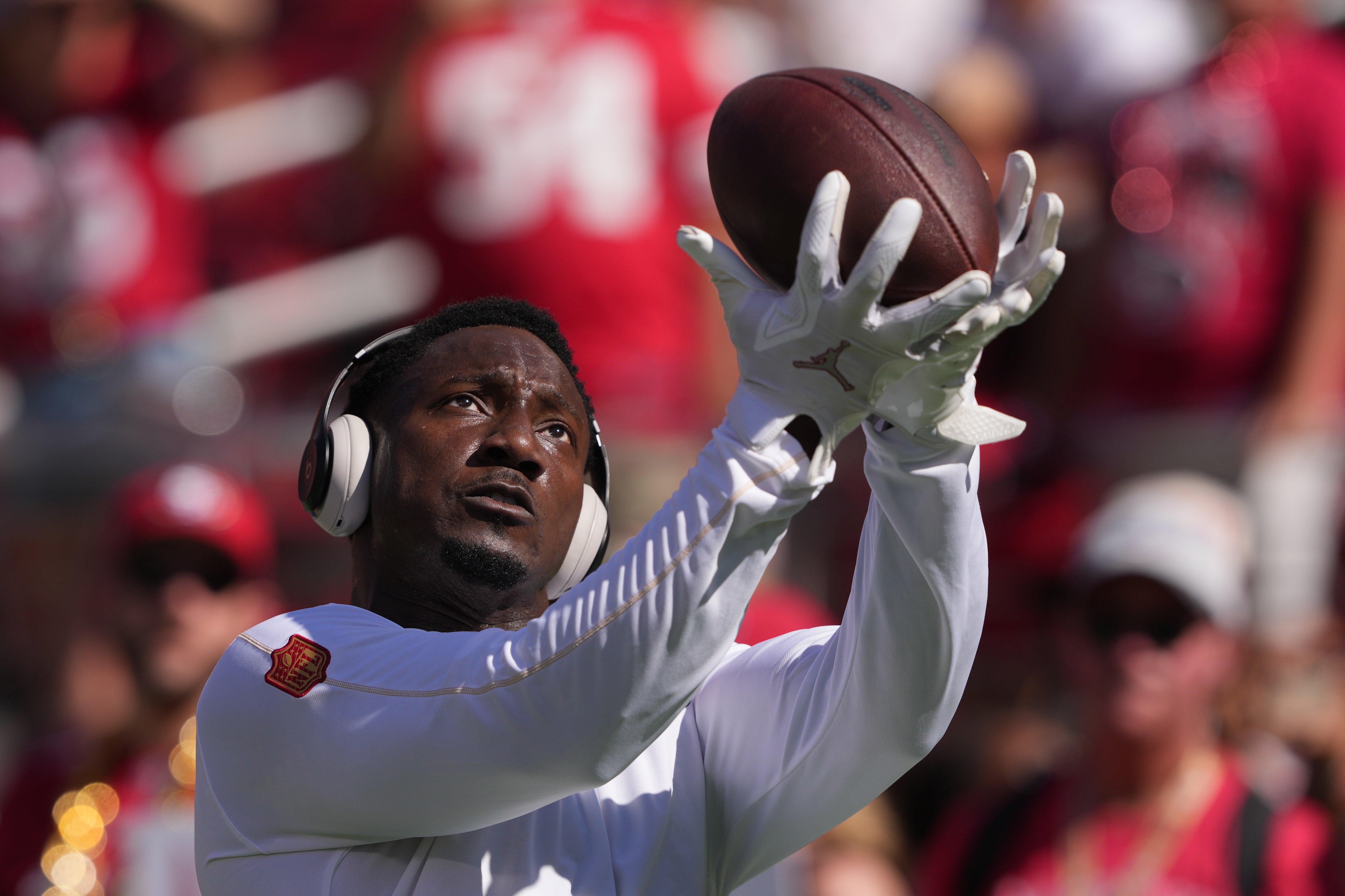 San Francisco 49ers wide receiver Deebo Samuel Sr. (1) warms up before the game against the Arizona Cardinals at Levi's Stadium.