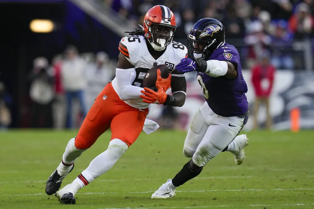 Cleveland Browns tight end David Njoku (85) runs with the ball as Baltimore Ravens linebacker Roquan Smith (0) defends during the second half at M&T Bank Stadium.