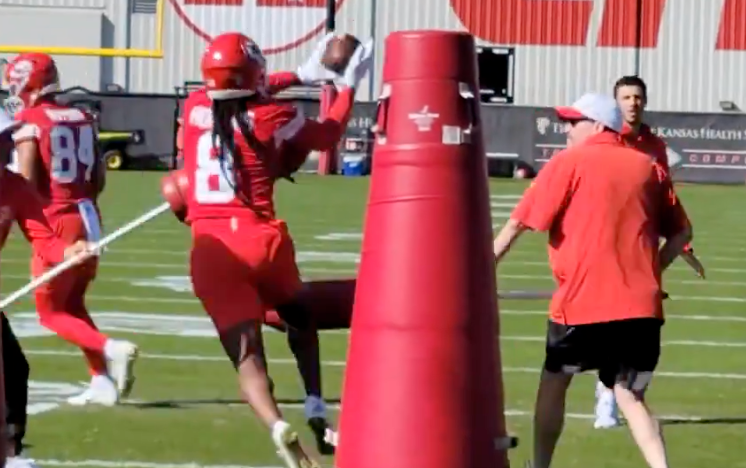 DeAndre Hopkins spotted wearing No. 8 at his first Kansas City Chiefs practice on Thursday