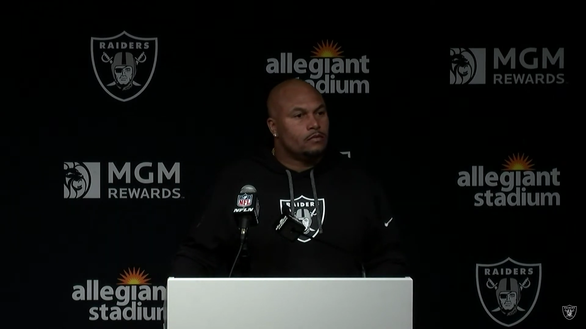 Las Vegas Raiders head coach Antonio Pierce