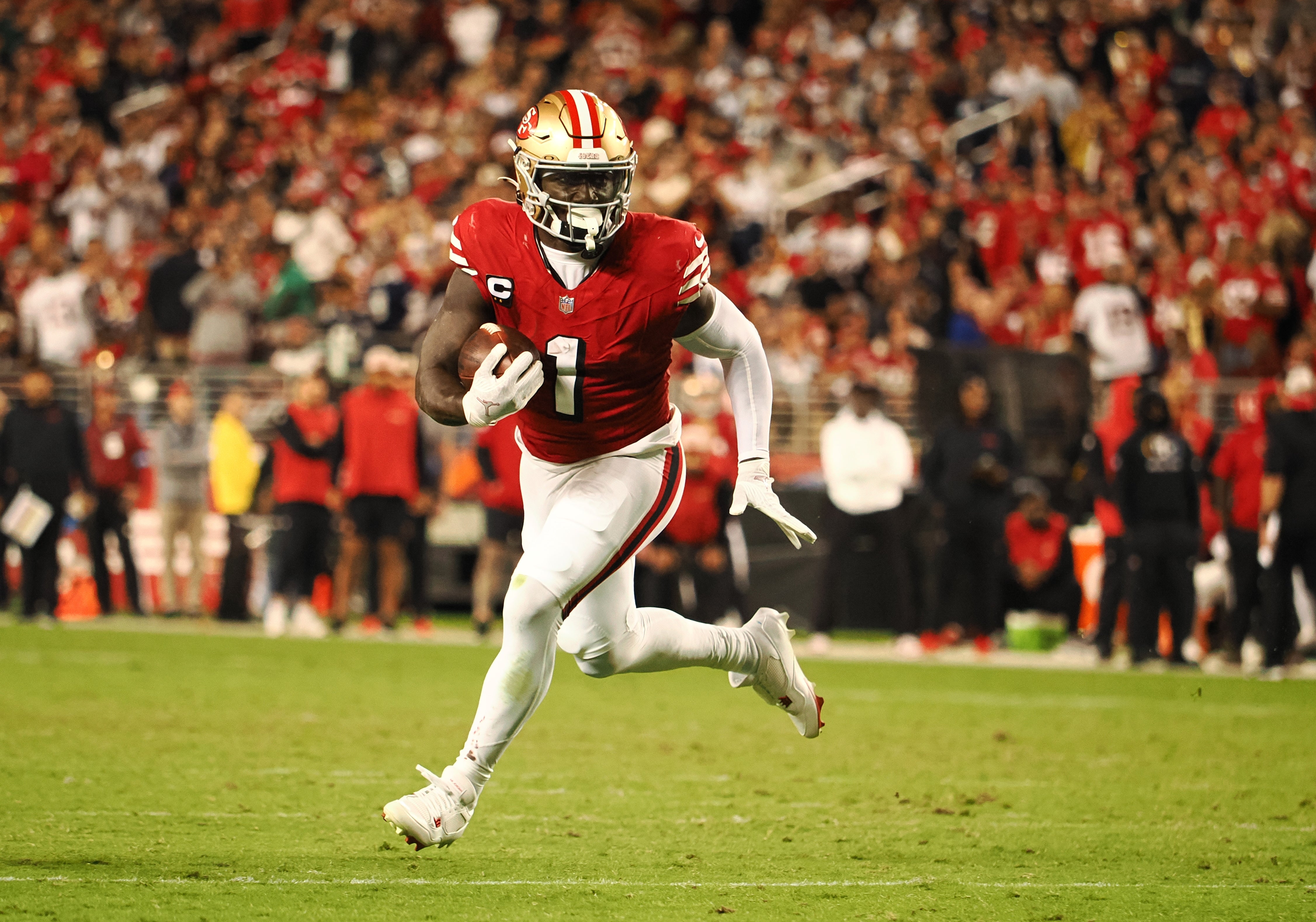 San Francisco 49ers wide receiver Deebo Samuel Sr (1) carries the ball against the Dallas Cowboys during the third quarter at Levi's Stadium.