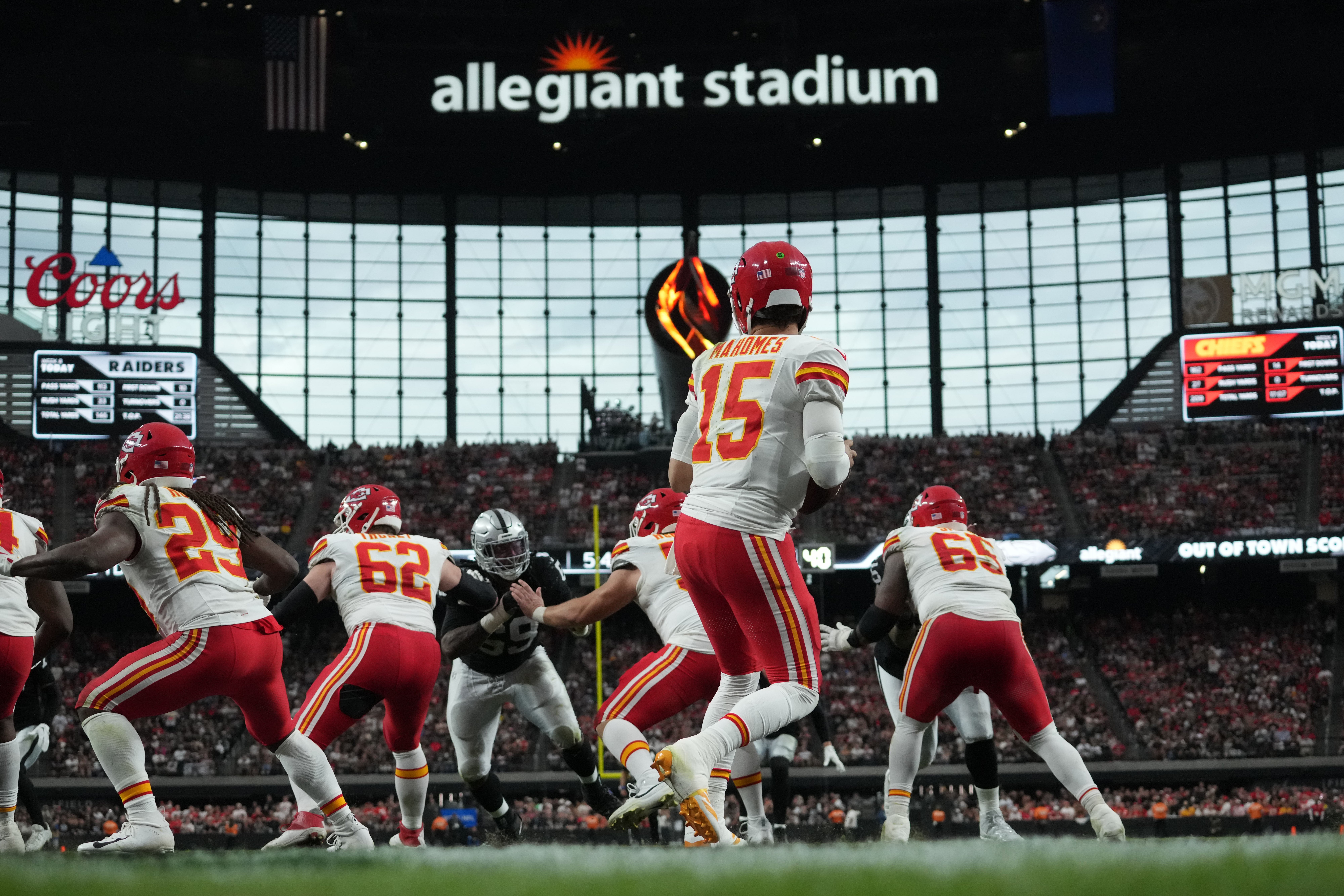 A general overall view as Chiefs QB Patrick Mahomes throws the ball against the Raiders.