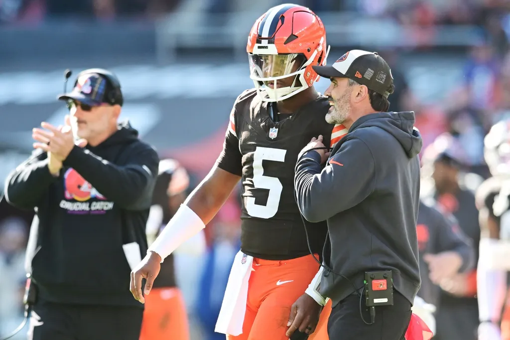 Cleveland Browns head coach Kevin Stefanski talks to quarterback Jameis Winston (5) during the second half against the Baltimore Ravens at Huntington Bank Field.