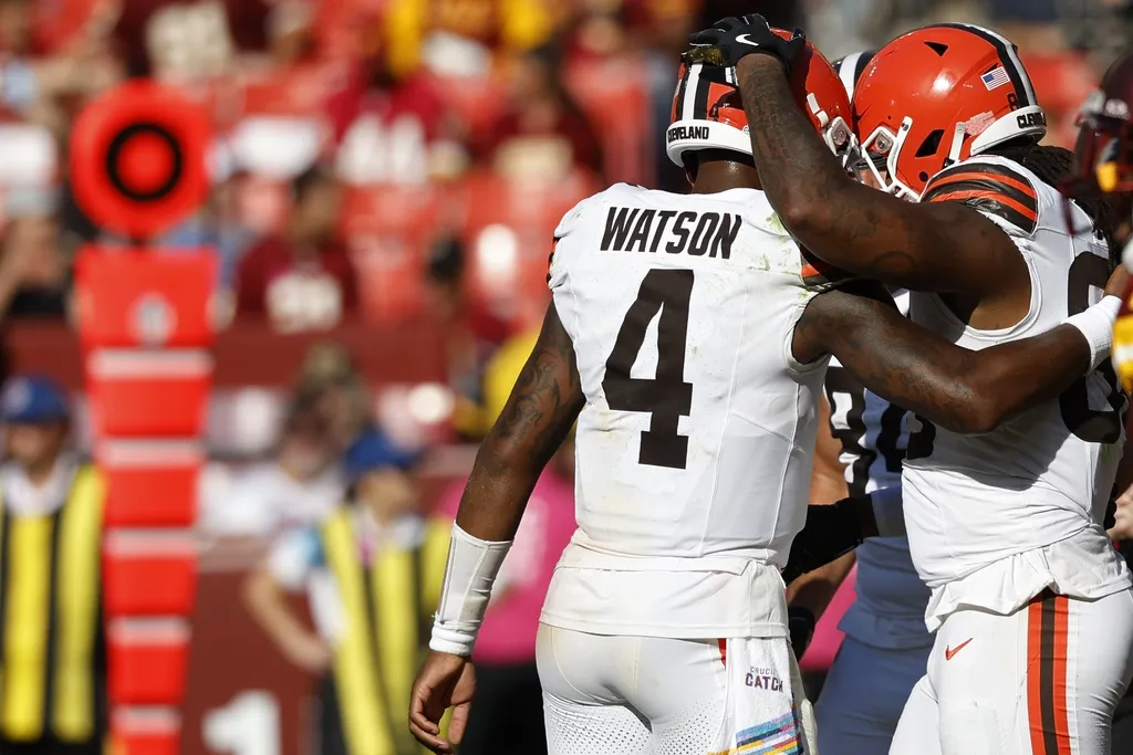 Cleveland Browns tight end Jordan Akins (88) celebrates with Browns quarterback Deshaun Watson (4) after connecting on a touchdown against the Washington Commanders during the fourth quarter