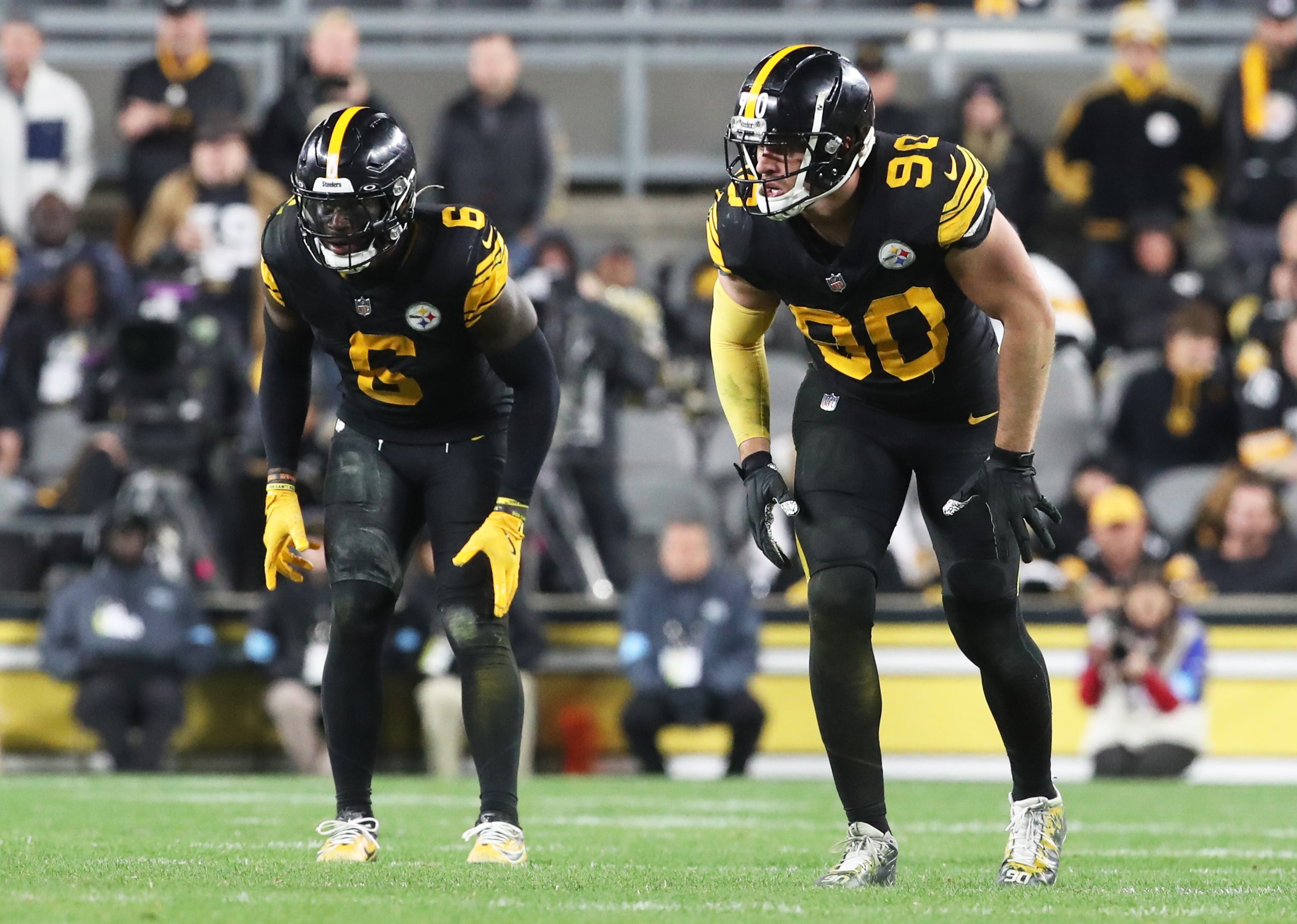 Oct 28, 2024; Pittsburgh, Pennsylvania, USA; Pittsburgh Steelers linebacker Patrick Queen (6) and linebacker T.J. Watt (90) at the line of scrimmage against the New York Giants during the fourth quarter at Acrisure Stadium.