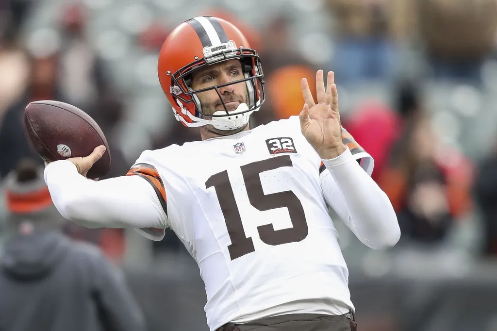 Cleveland Browns quarterback Joe Flacco (15) throws a pass during warmups before the game against the Cincinnati Bengals at Paycor Stadium.