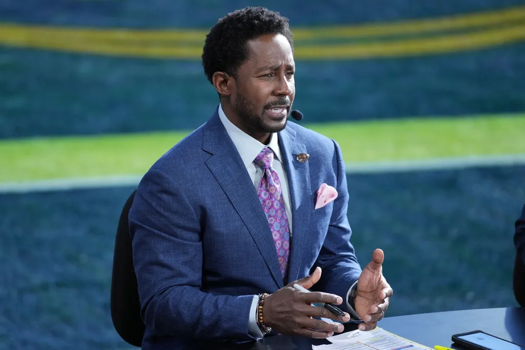 Desmond Howard on the ESPN College Gameday set at the 2024 Rose Bowl college football playoff semifinal game at Rose Bowl.