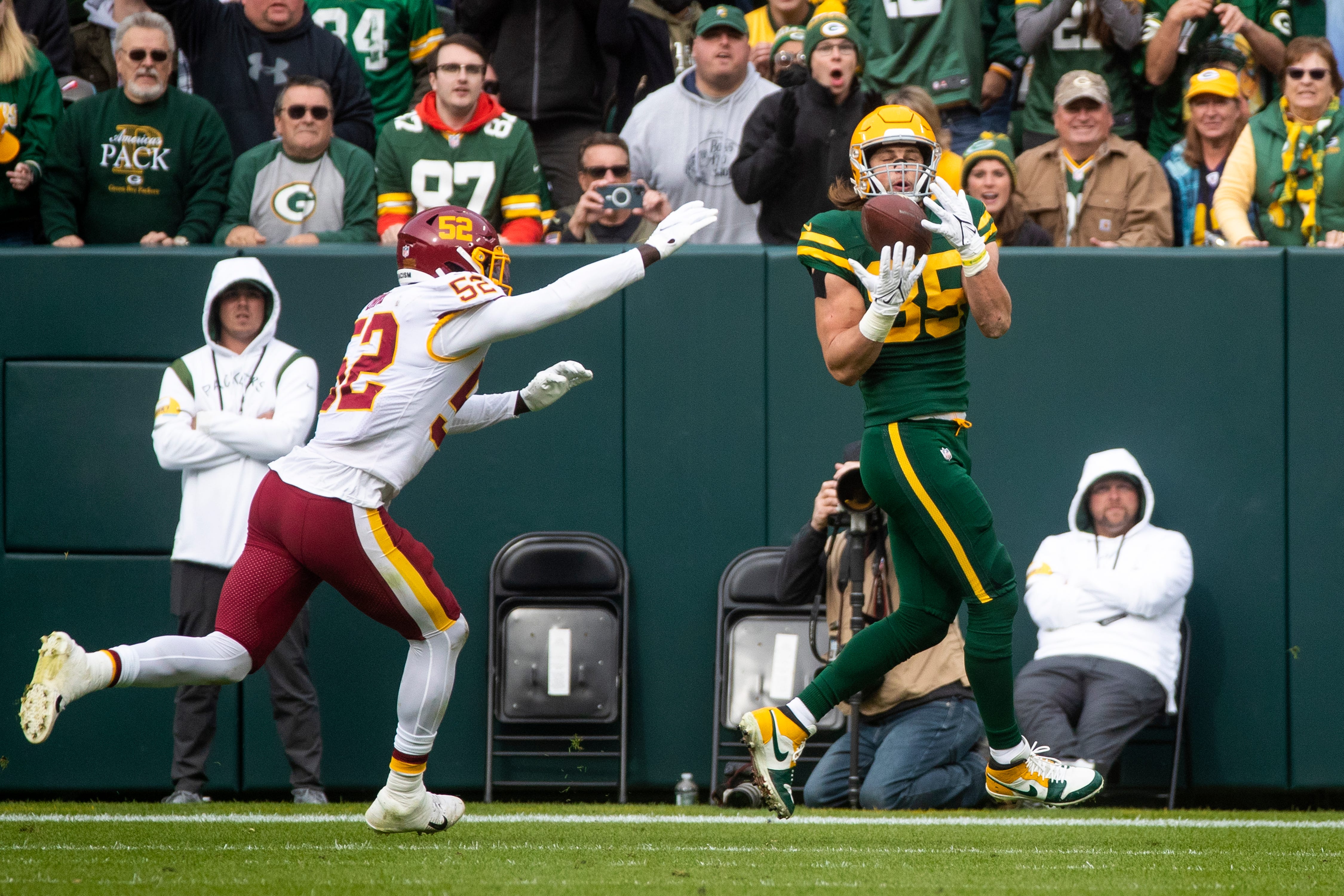 Green Bay Packers tight end Robert Tonyan (85) catches a pass against Washington Football Team linebacker Jamin Davis (52) in the third quarter, Sunday, Oct. 24, 2021, at Lambeau Field in Green Bay, Wis.