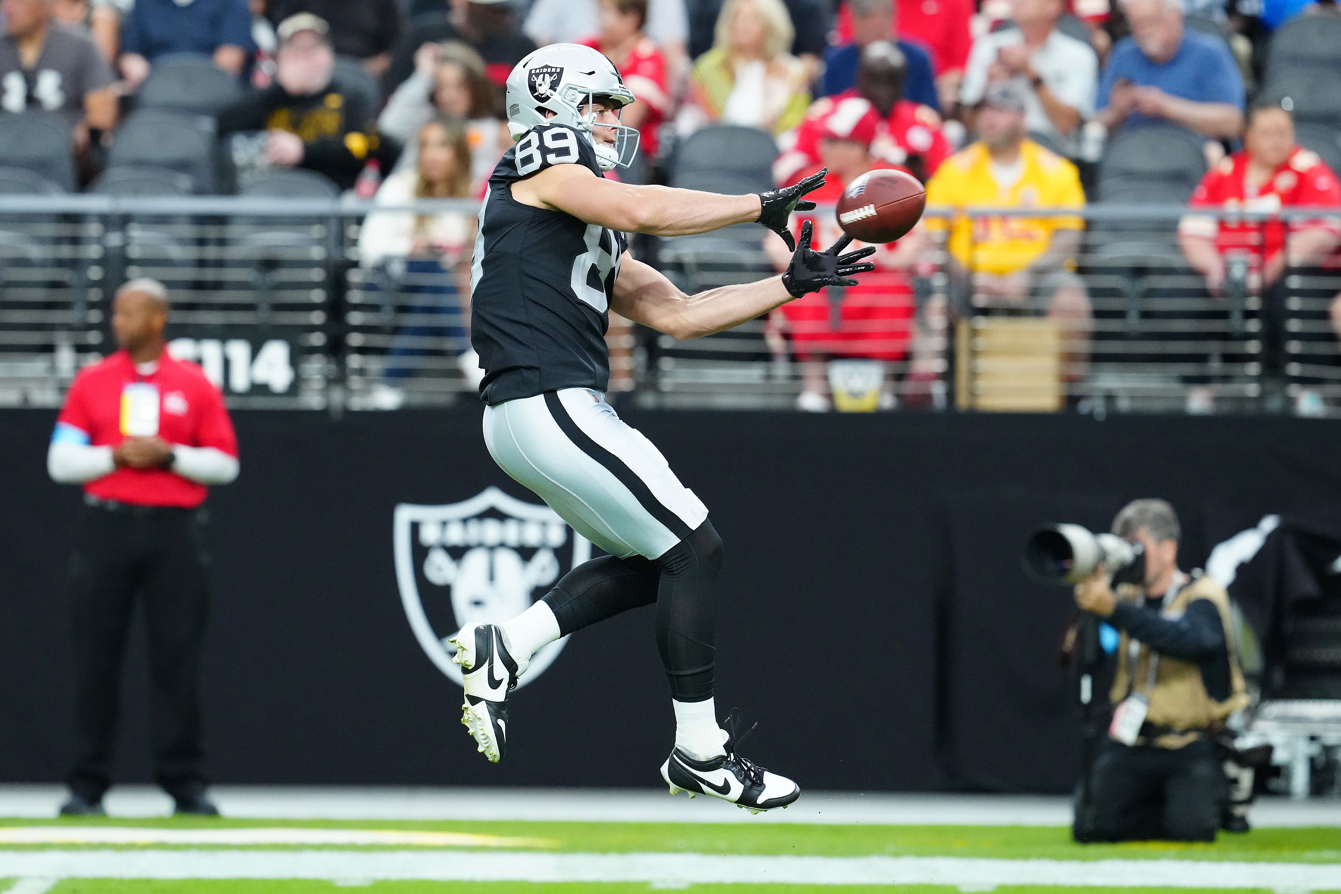 Las Vegas Raiders tight end Brock Bowers