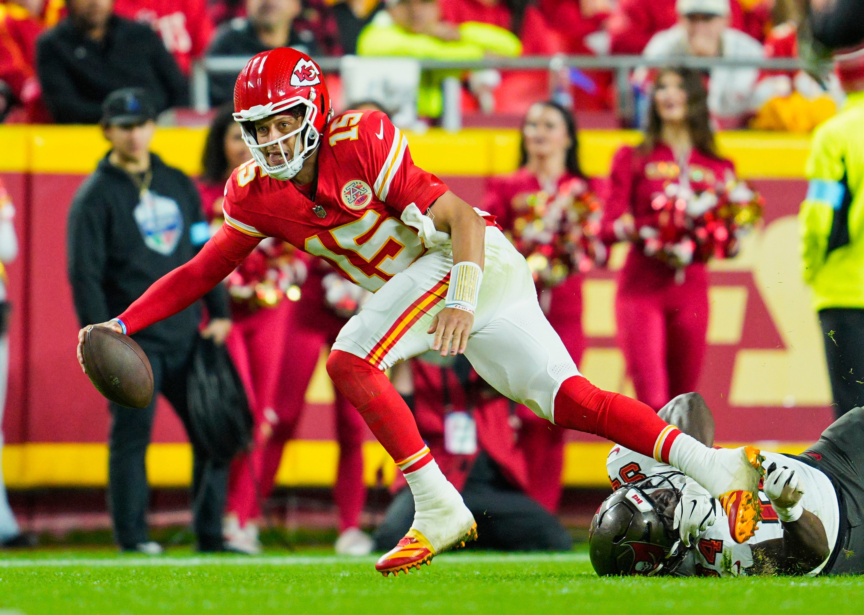 Nov 4, 2024; Kansas City, Missouri, USA; Kansas City Chiefs quarterback Patrick Mahomes (15) scrambles from Tampa Bay Buccaneers linebacker Lavonte David (54) during the second half at GEHA Field at Arrowhead Stadium.