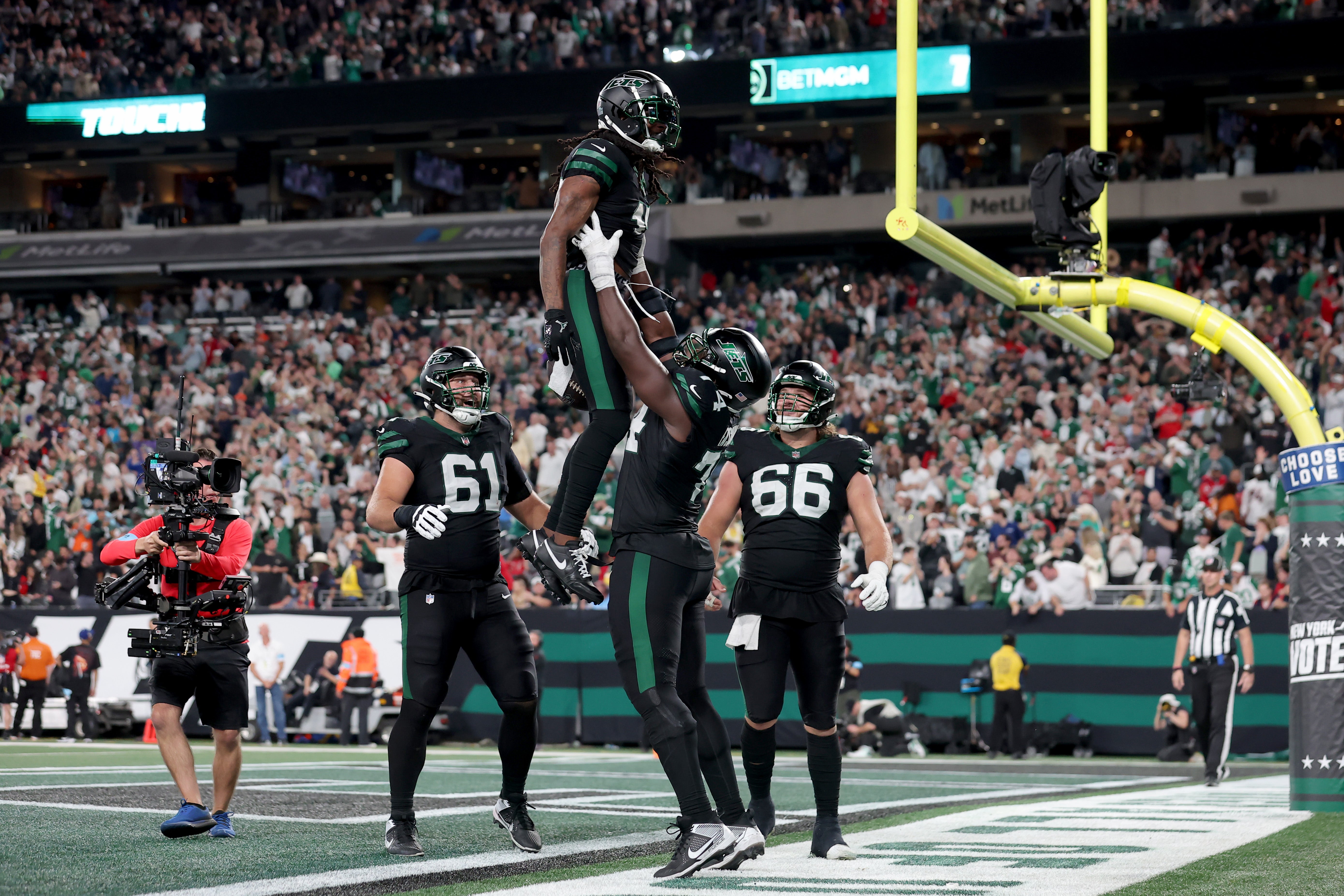 Jets WR Davante Adams celebrates his touchdown against the Texans with offensive tackles Olu Fashanu and Max Mitchell and center Joe Tippmann.