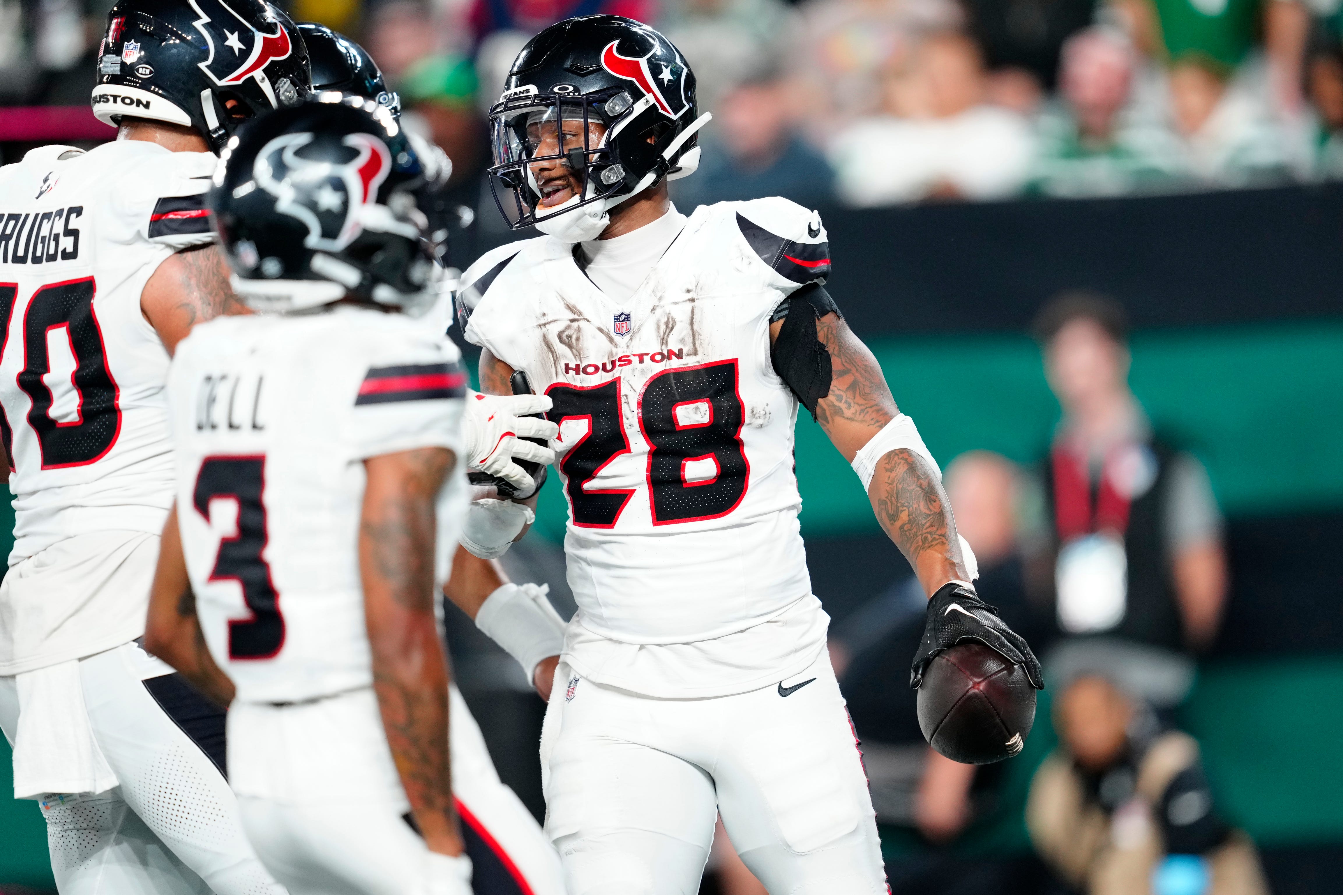 Houston Texans running back Joe Mixon (28) celebrates the only touchdown of the first half, Thursday, October 31, 2024, in East Rutherford.