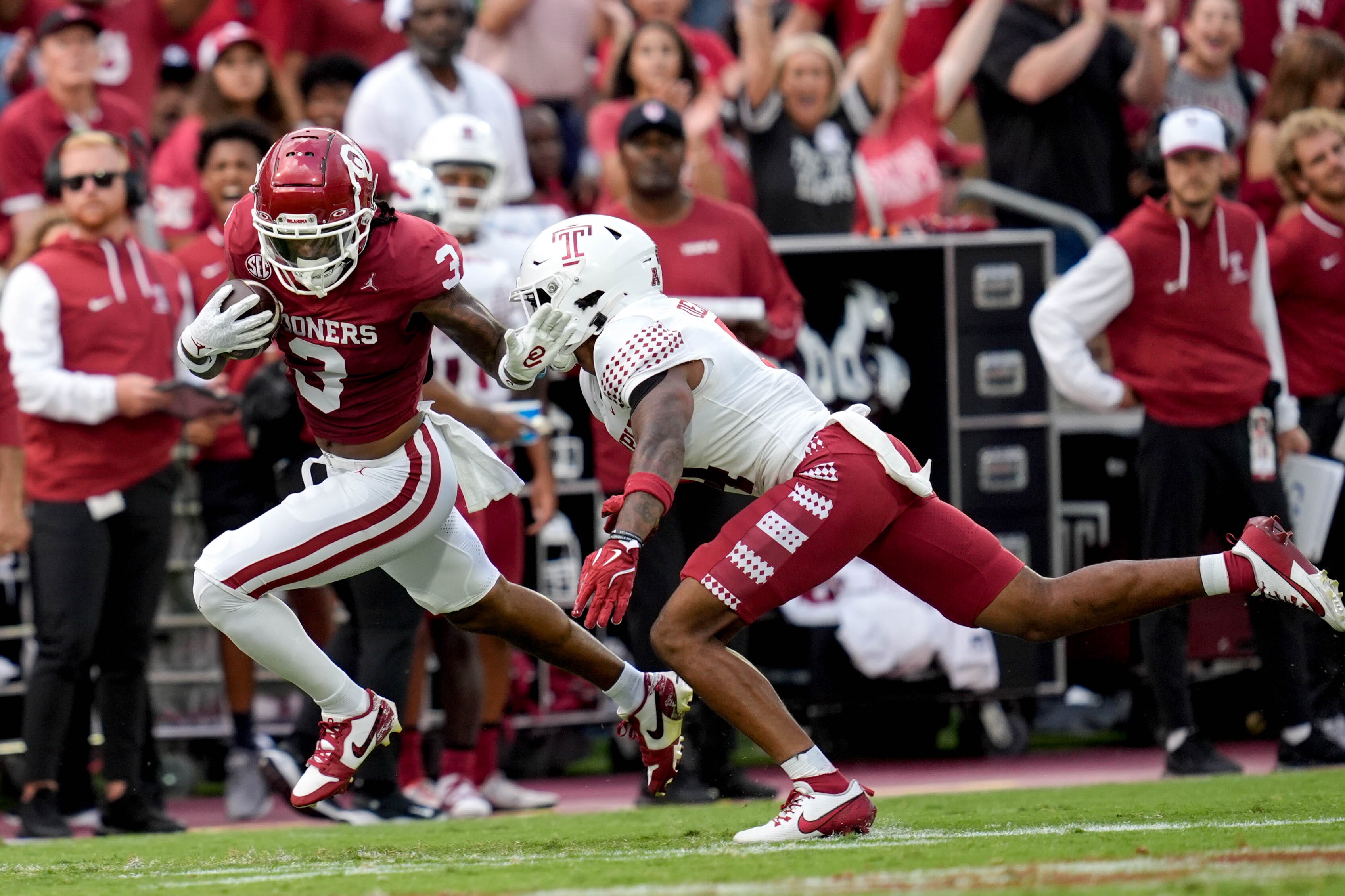 Oklahoma wide receiver Jalil Farooq (3) receives and runs the ball in the first half of an NCAA football game between Oklahoma (OU) and Temple at the Gaylord Family Oklahoma Memorial Stadium in Norman, Okla., on Friday, Aug. 30, 2024.