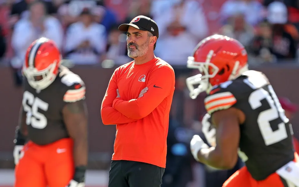 Cleveland Browns coach Kevin Stefanski watches the team warm up before a game against the Cincinnati Bengals on Sunday, Oct. 20, 2024, in Cleveland, Ohio