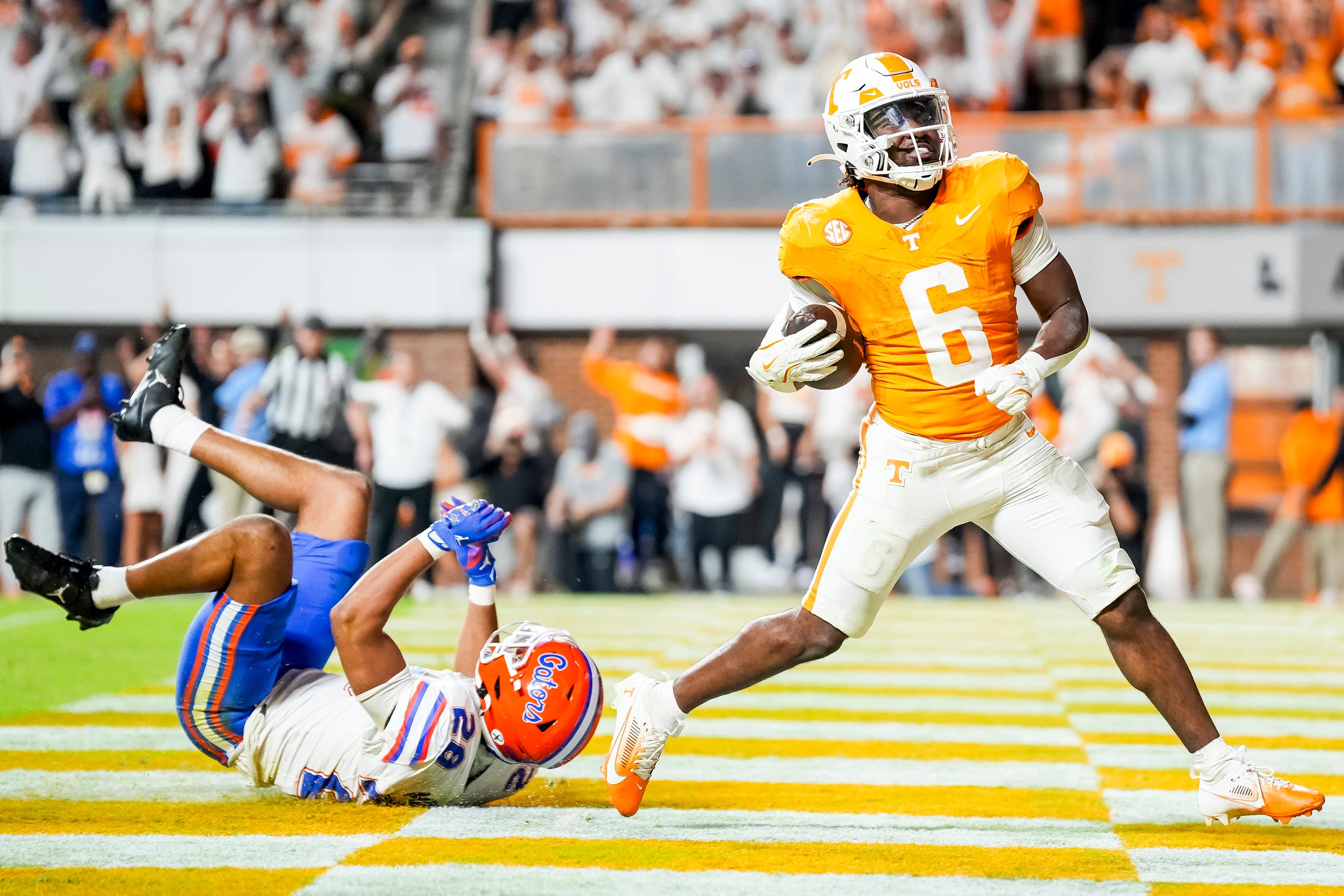 Tennessee running back Dylan Sampson (6) scores a touchdown during a SEC conference game between Tennessee and Florida in Neyland Stadium on Saturday, Oct. 12, 2024.