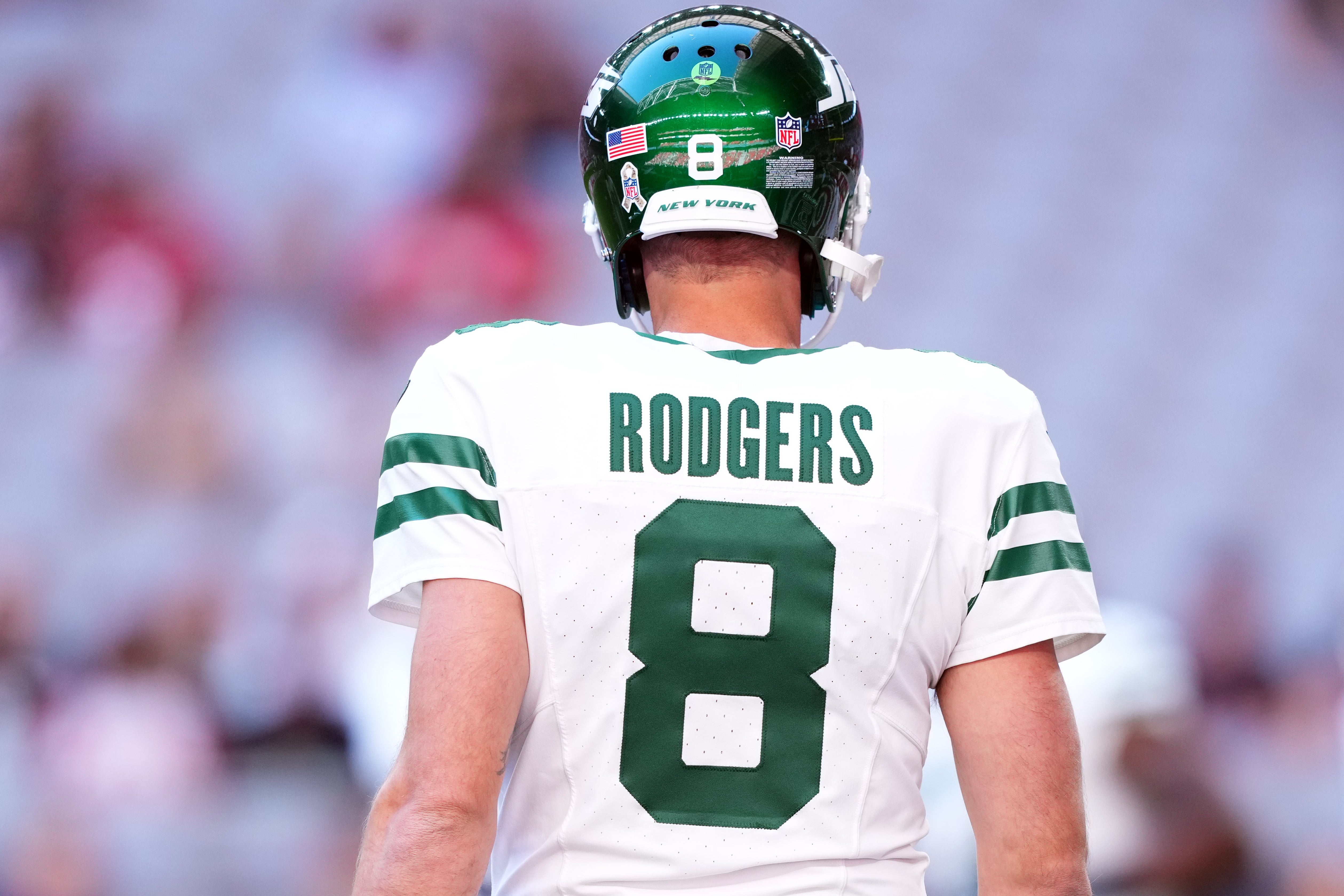 New York Jets quarterback Aaron Rodgers (8) warms up before the game against the Arizona Cardinals at State Farm Stadium.