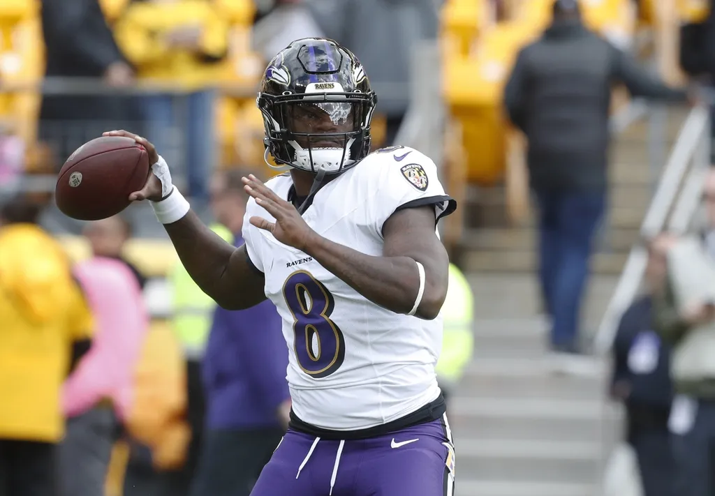 Baltimore Ravens quarterback Lamar Jackson (8) warms up before the game against the Pittsburgh Steelers at Acrisure Stadium.