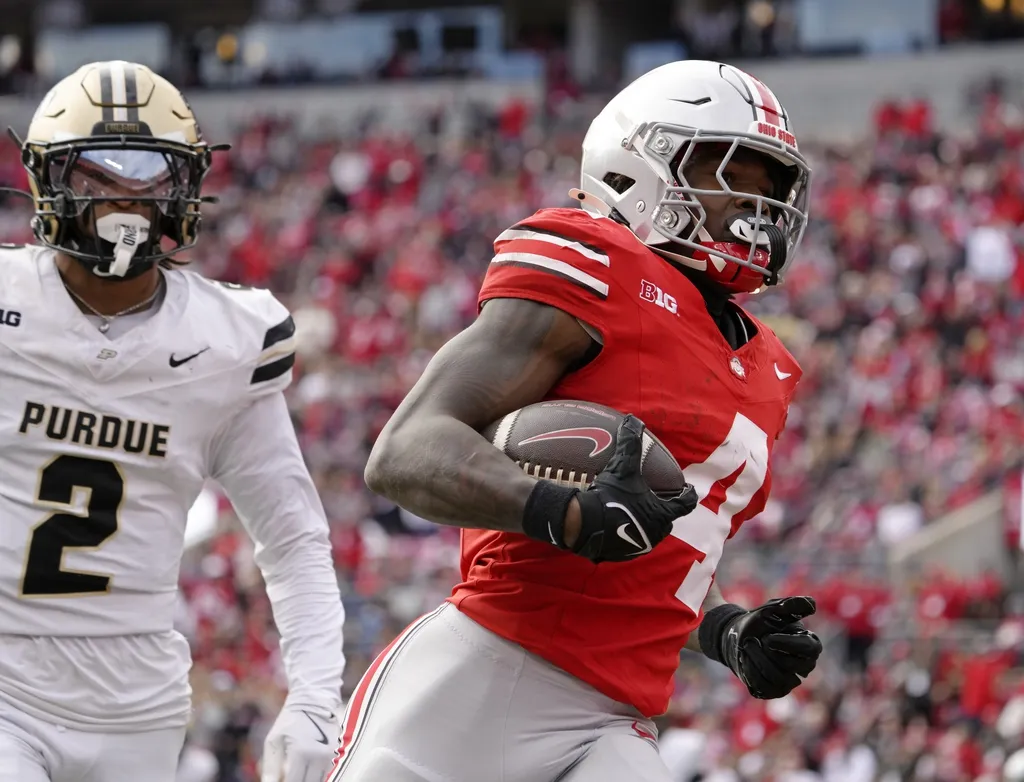 Ohio State Buckeyes wide receiver Jeremiah Smith (4) dances into the end zone untouched by Purdue Boilermakers defensive back Nyland Green (2) during the first half at Ohio Stadium.