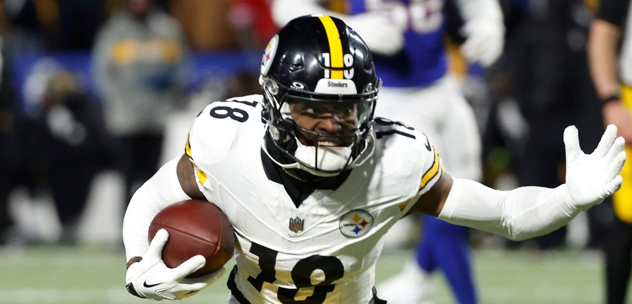 Pittsburgh Steelers wide receiver Diontae Johnson (18) tries to cut back against the Bills.