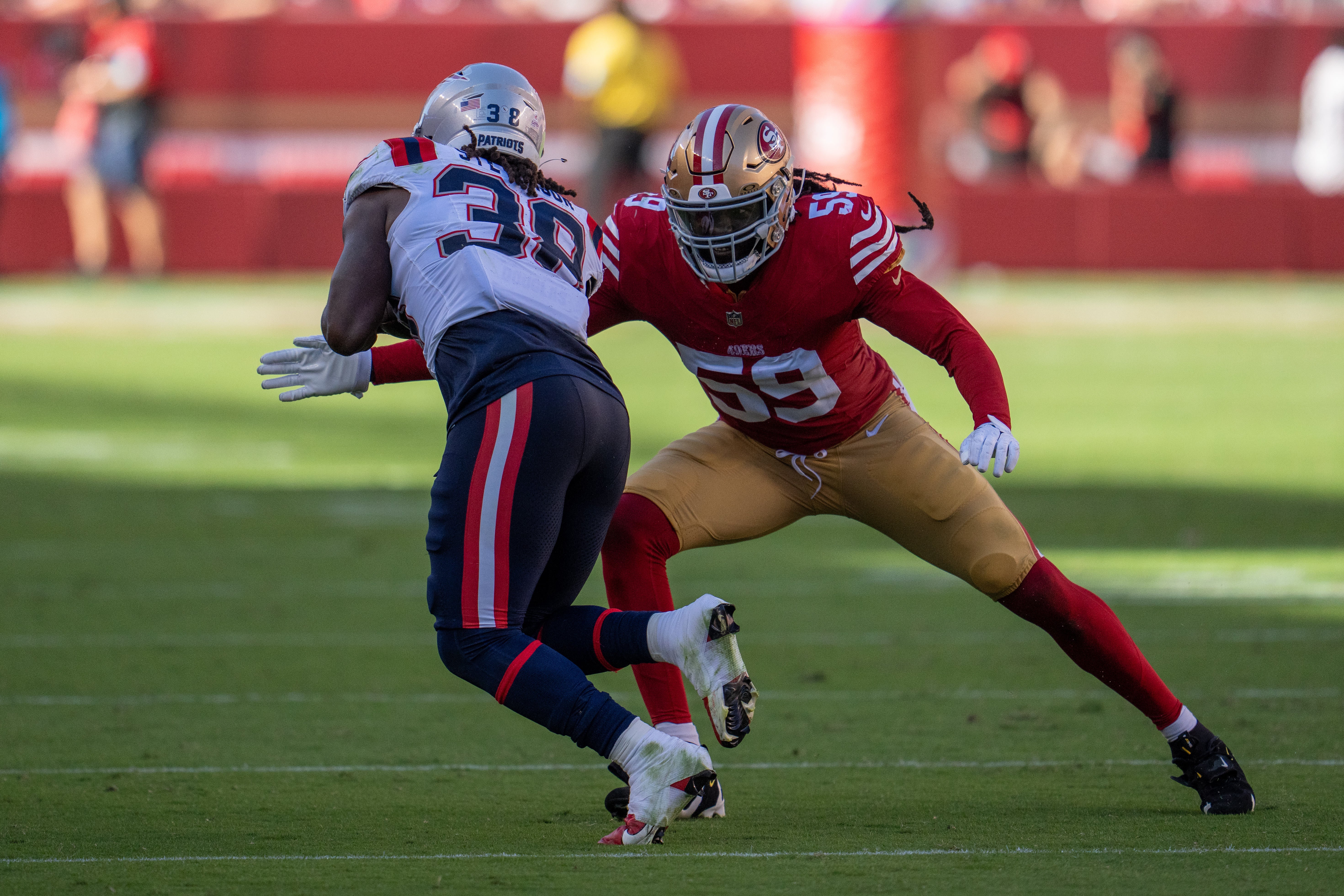 San Francisco 49ers linebacker De'Vondre Campbell (59) tackles New England Patriots running back Rhamondre Stevenson (38) during the fourth quarter at Levi's Stadium.
