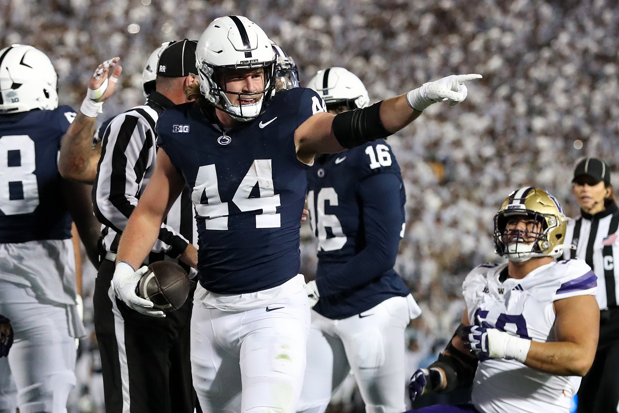 Penn State Nittany Lions tight end Tyler Warren (44) reacts after scoring a touchdown against the Washington Huskies.