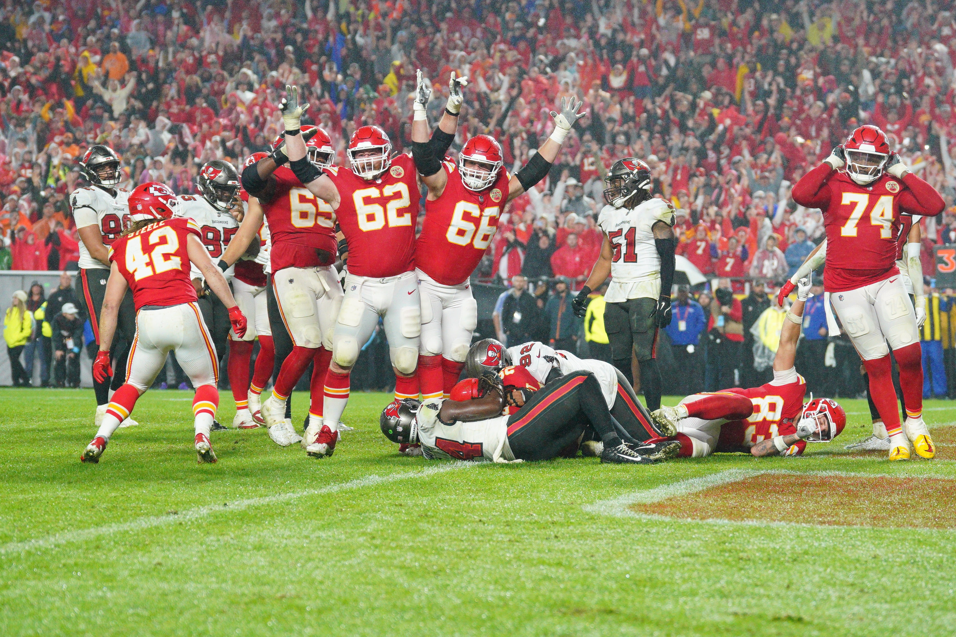 Chiefs running back Kareem Hunt (29) scores the game-winning touchdown against the Buccaneers as guard Joe Thuney (62) and guard Mike Caliendo (66) celebrate.