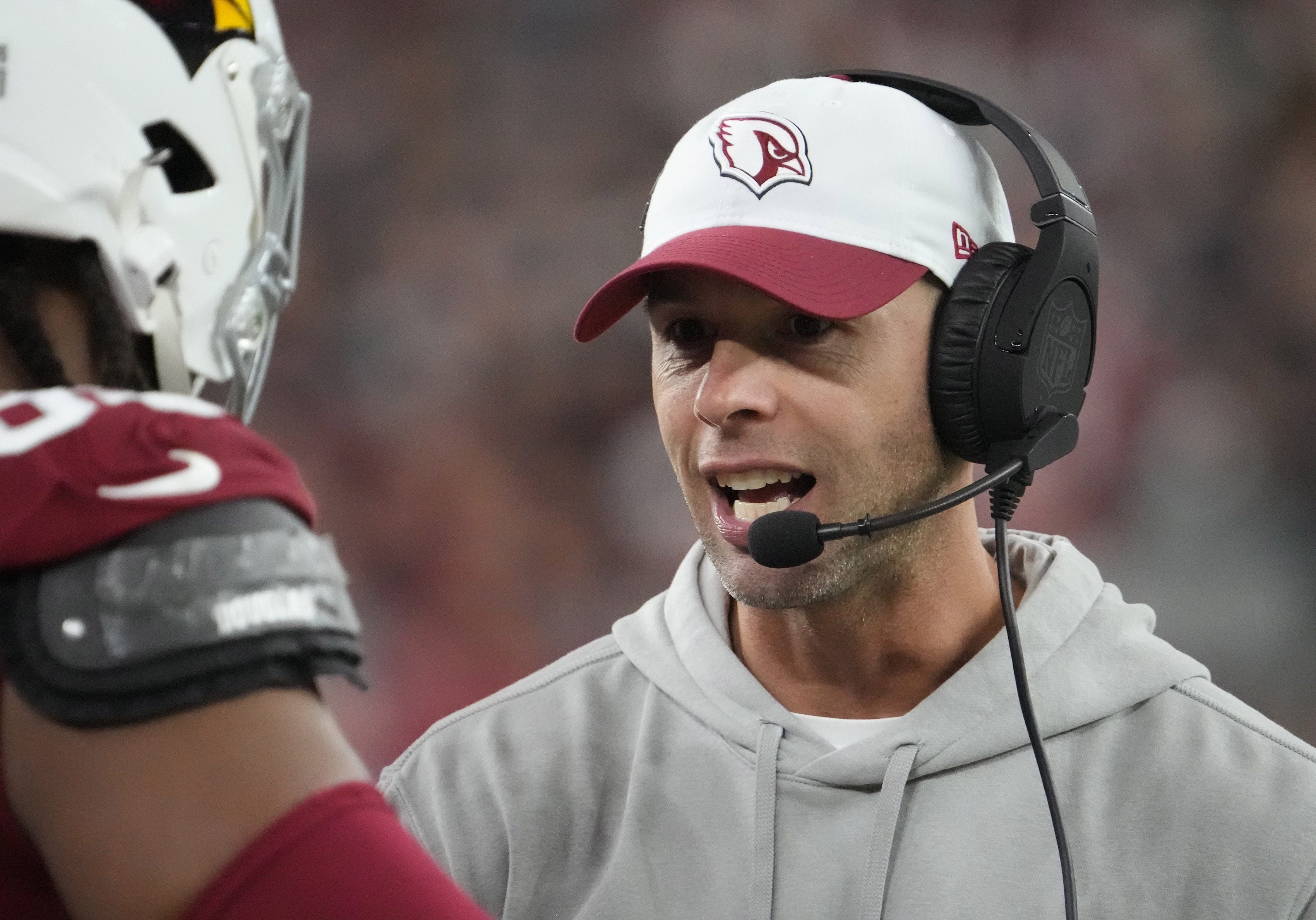 Arizona Cardinals head coach Jonathan Gannon talks with his players during the second quarter against the Chicago Bears at State Farm Stadium on Nov 3, 2024, in Glendale.