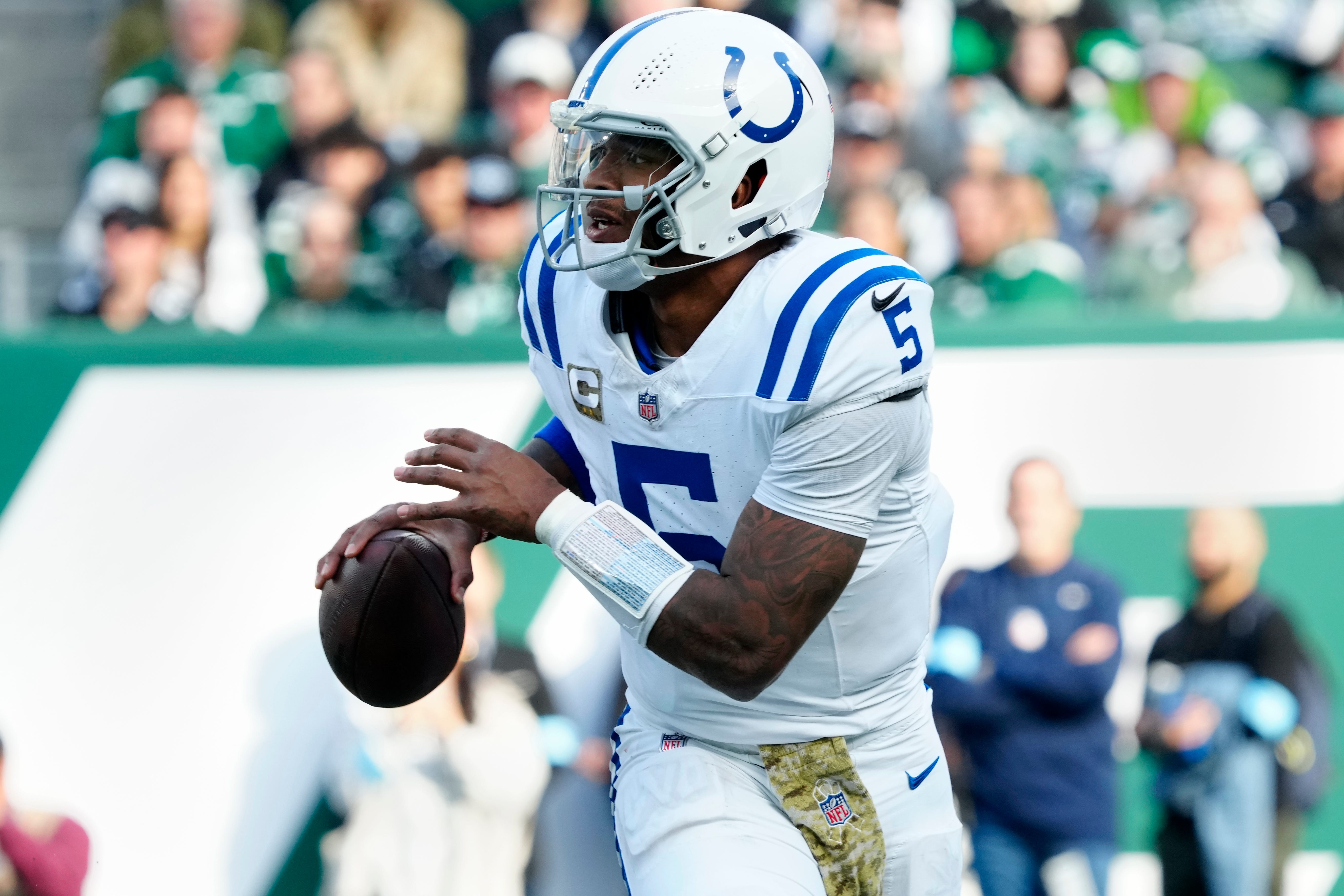 Indianapolis Colts quarterback Anthony Richardson (5) looks for an open receiver in the second quarter, Sunday, November 17, 2024, in East Rutherford.