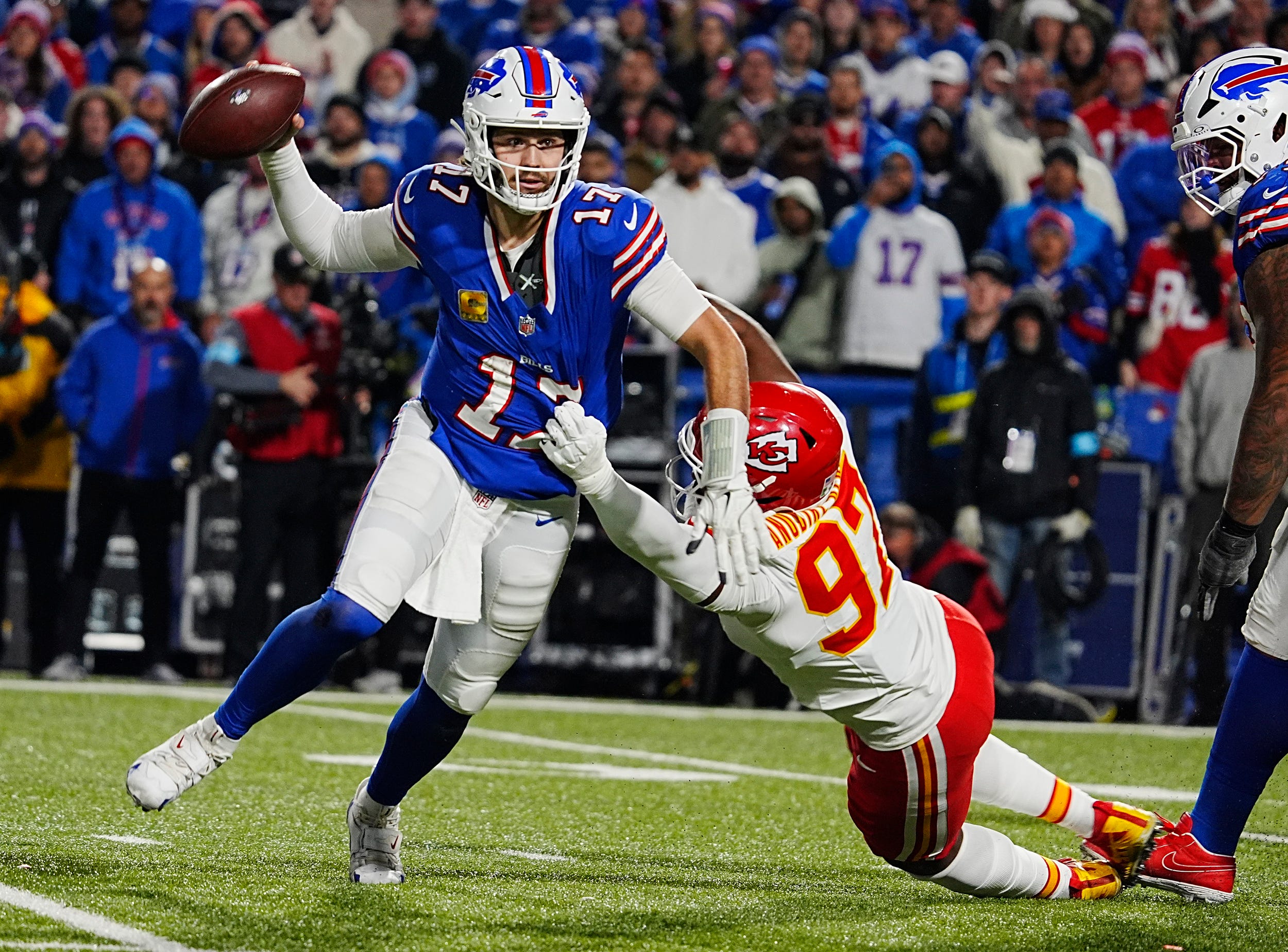 Chiefs DE Felix Anudike-Uzomah pressures Bills QB Josh Allen