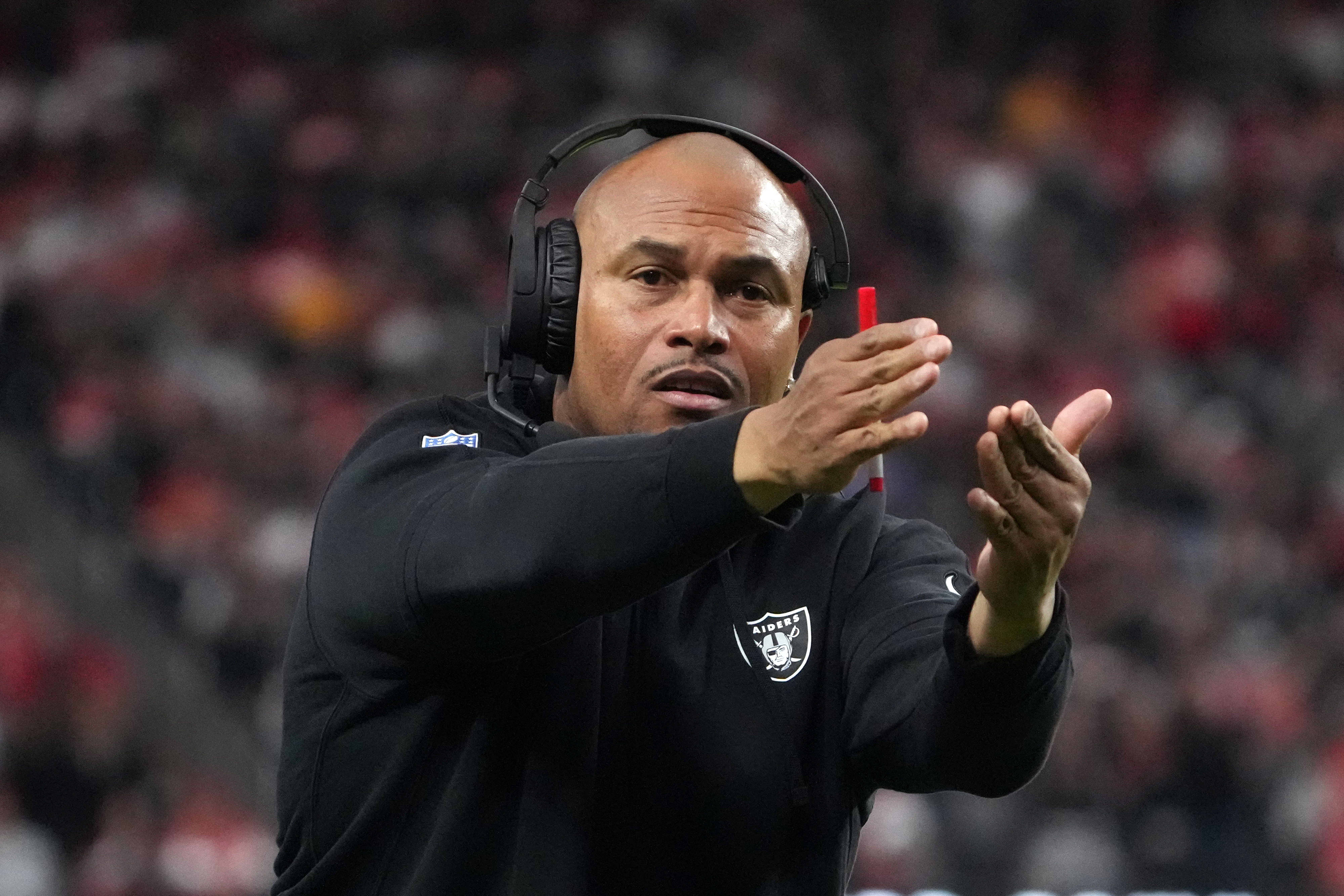 Las vegas Raiders head coach Antonio Pierce