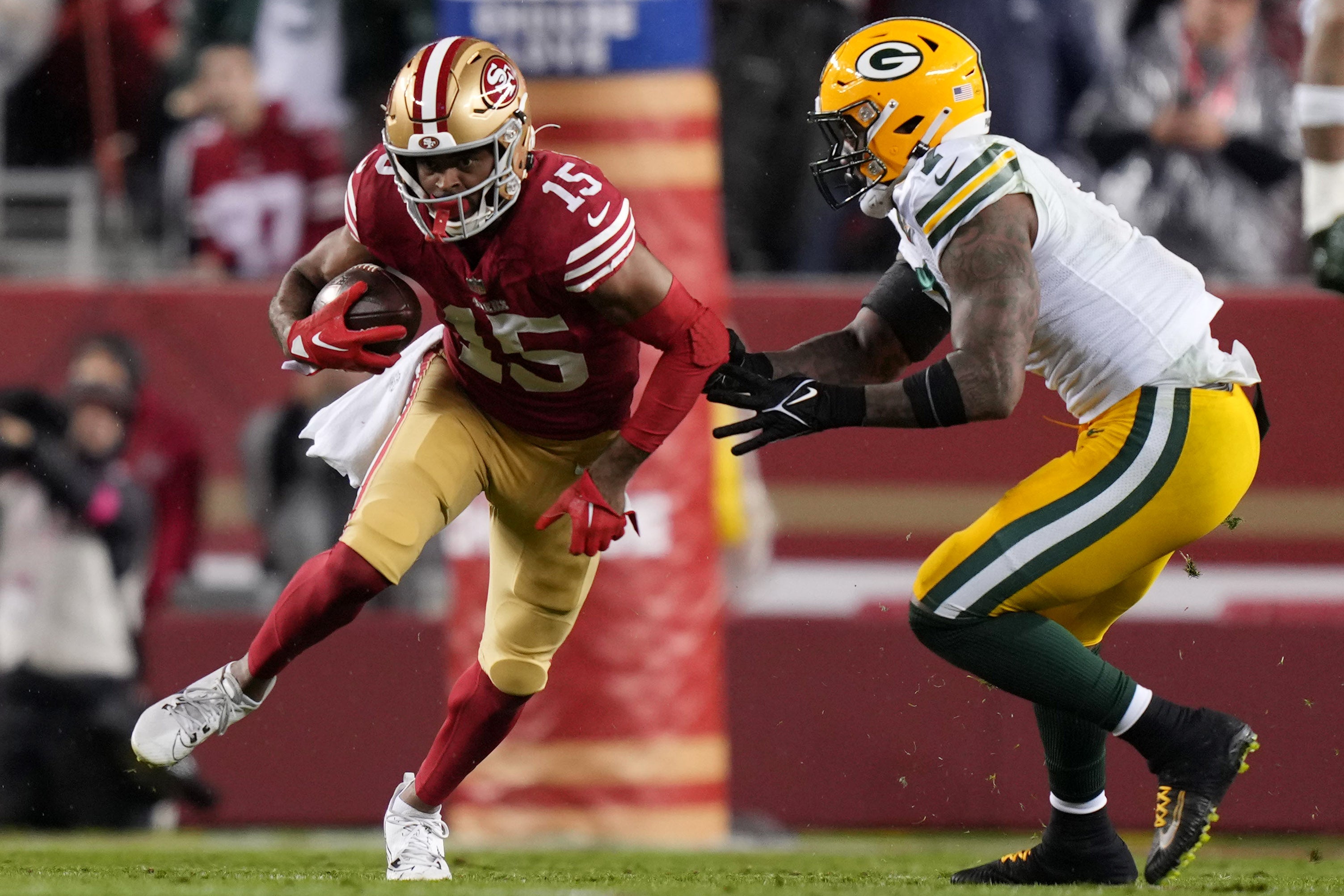 San Francisco 49ers wide receiver Jauan Jennings (15) runs against Green Bay Packers linebacker Quay Walker (7) during the second quarter in a 2024 NFC divisional round game at Levi's Stadium.