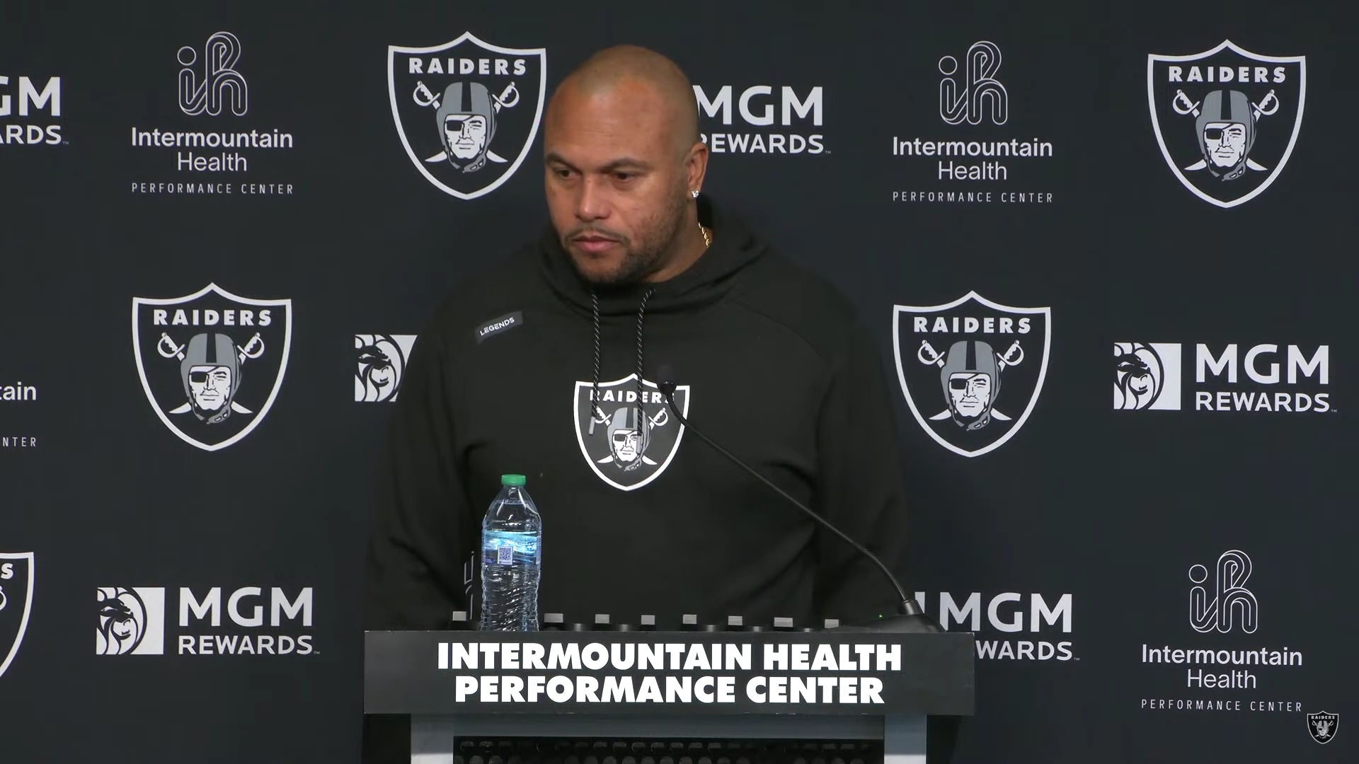 Las Vegas Raiders head coach Antonio Pierce