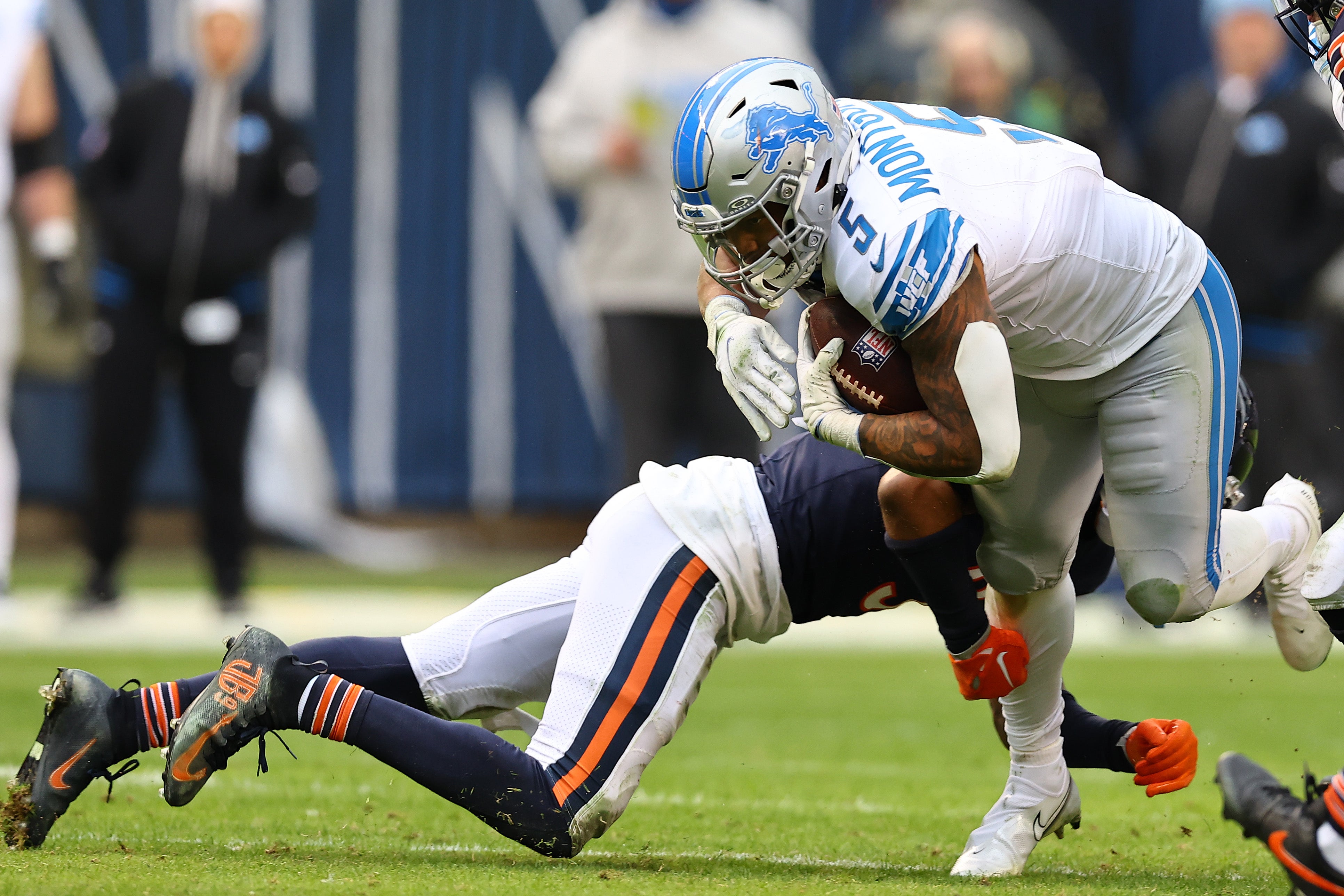 Lions running back David Montgomery (5) rushes the ball against the Bears.