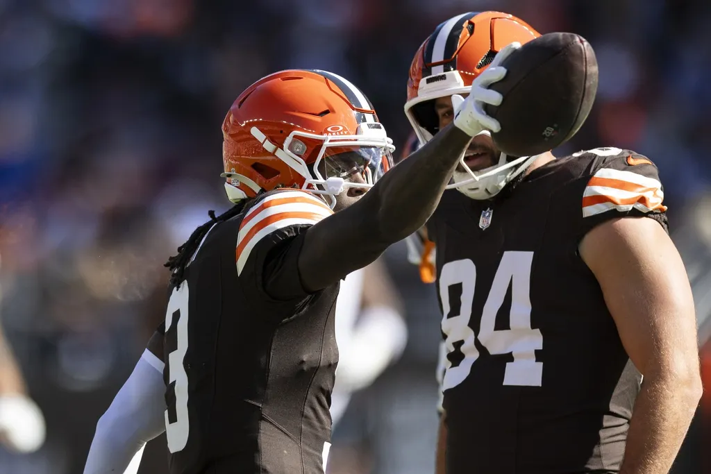 Cleveland Browns wide receiver Jerry Jeudy (3) signals for a first down against the Baltimore Ravens during the first quarter at Huntington Bank Field.
